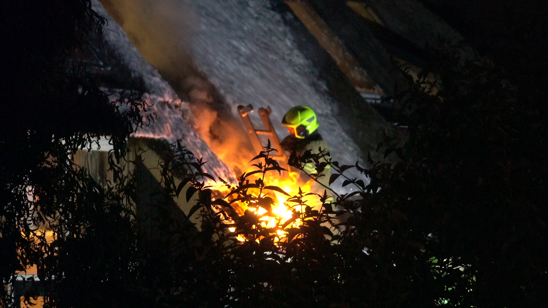 Brand in rieten kap woonboerderij in kiem gesmoord (VIDEO)