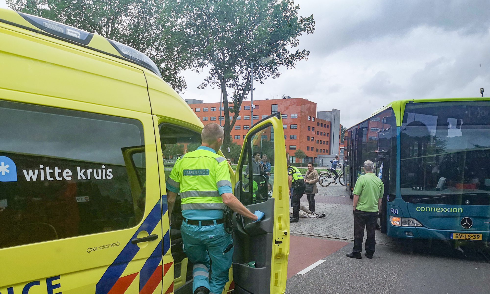 Fietser klapt op afslaande bus bij Drechterwaard