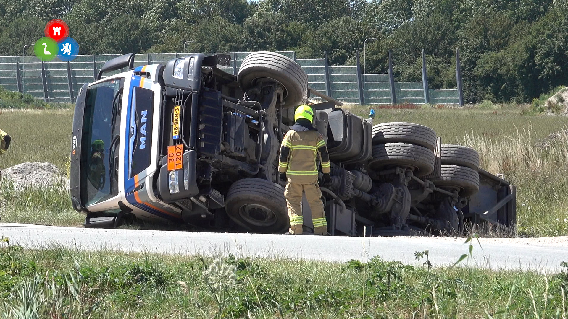 Vrachtwagen kantelt op bouwterrein in Sint Pancras (VIDEO)