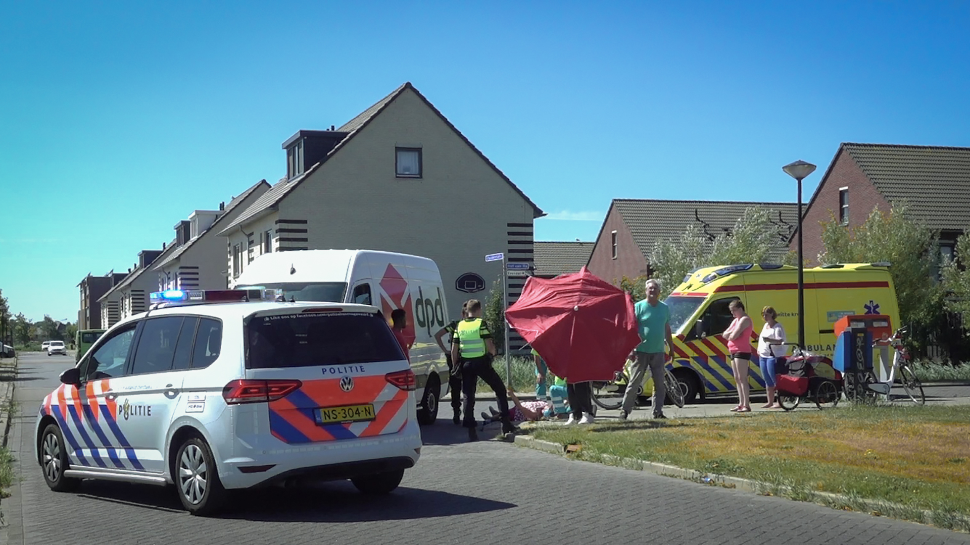 Fietsster onderuit op Hof van Ra na aanrijding met koeriersbus