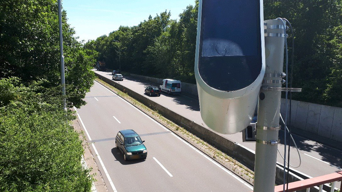 Speciale camera flitst telefoongebruik achter het stuur