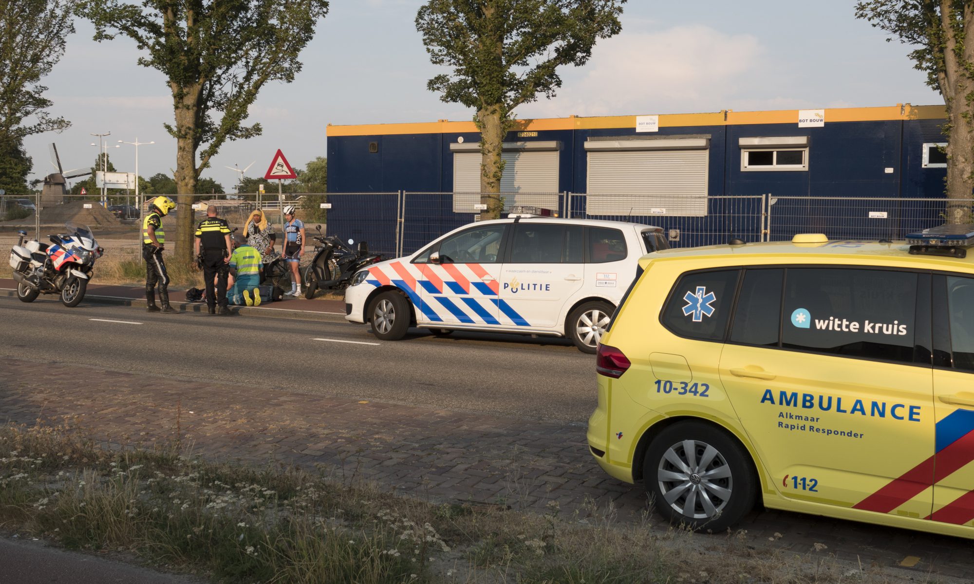 Scooterrijdster onderuit op Koedijkerstraat