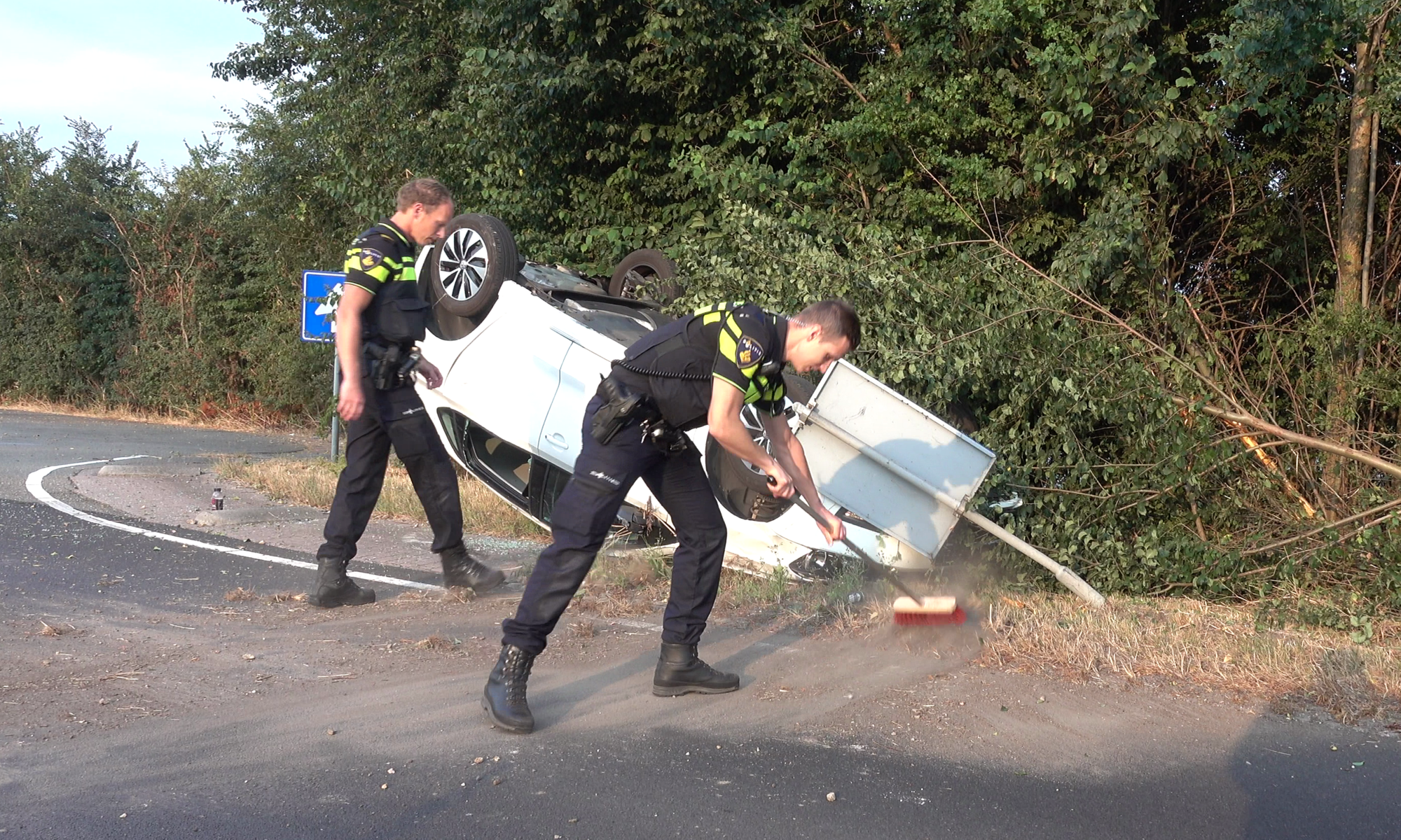 Slaperige bestuurder belandt ondersteboven in berm langs Westdijk