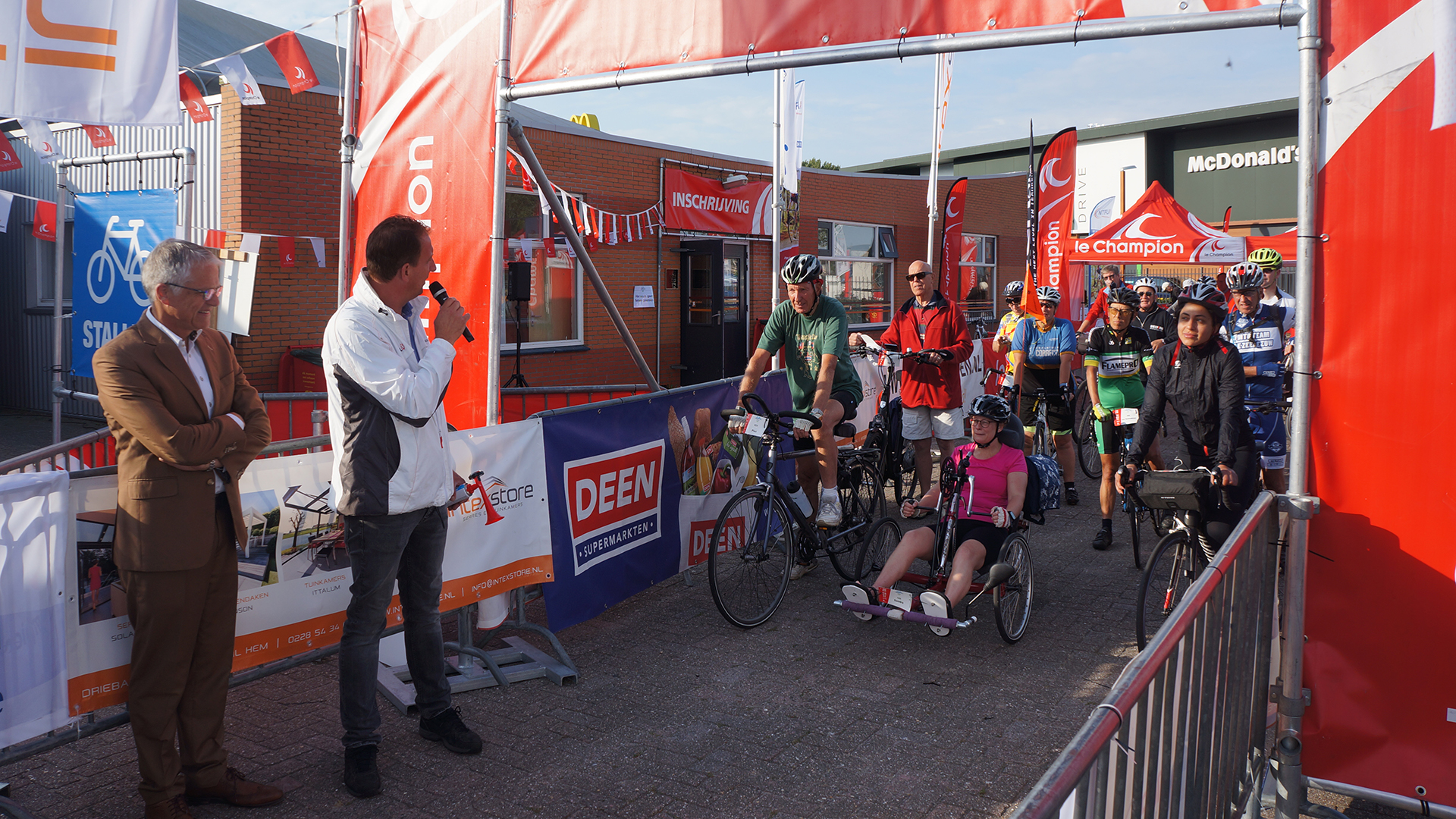 Fiets4Daagse begonnen vanaf sportpaleis Alkmaar