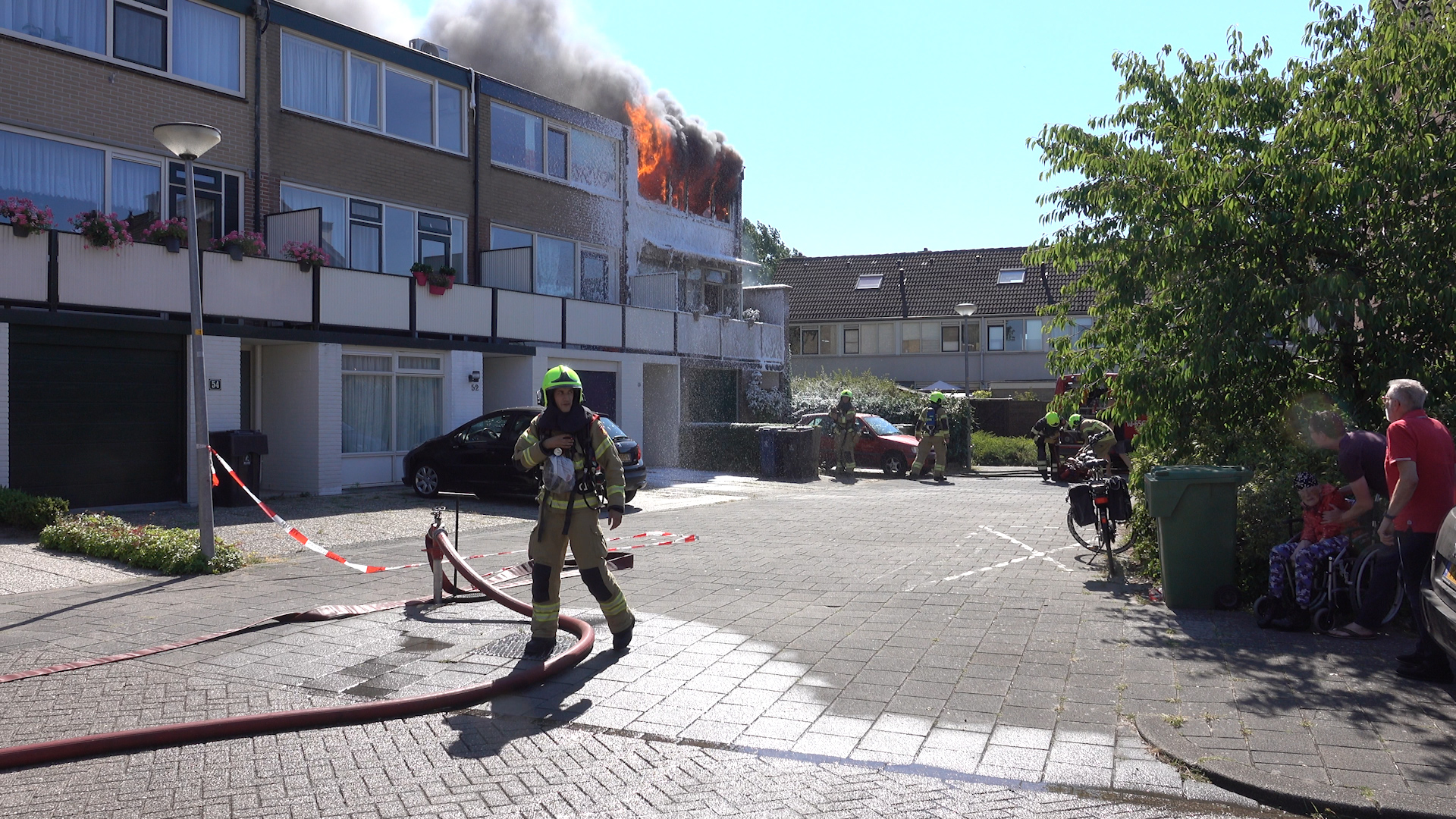 Grote uitslaande brand in Broekerwaard