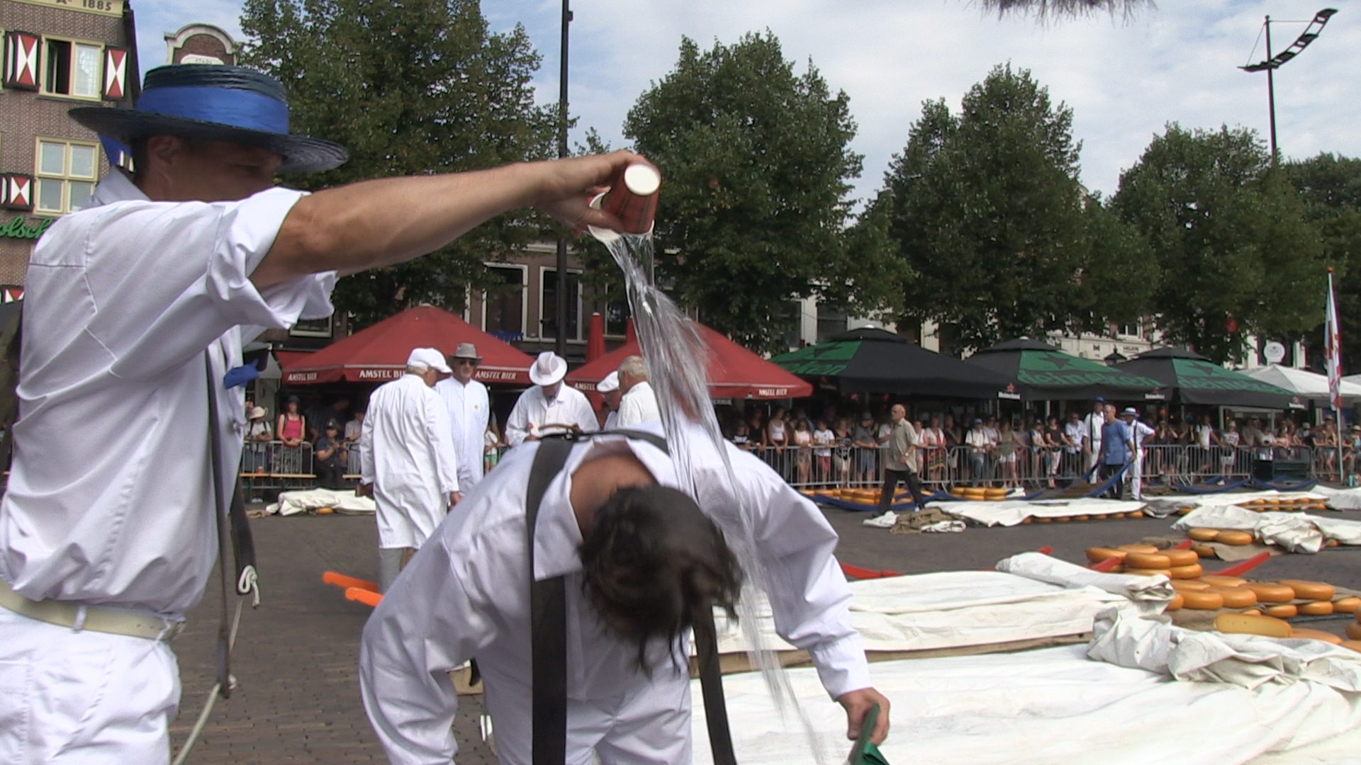 Hete kaasmarkt met witte lakens, ijs en veel, heel veel water (VIDEO)