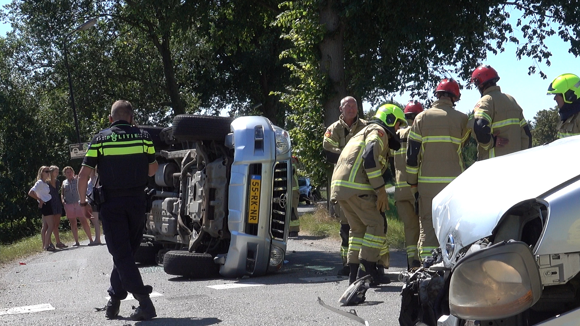 Ongeval op kruising Oostdijk en Korteweg; auto op z'n kant (VIDEO)