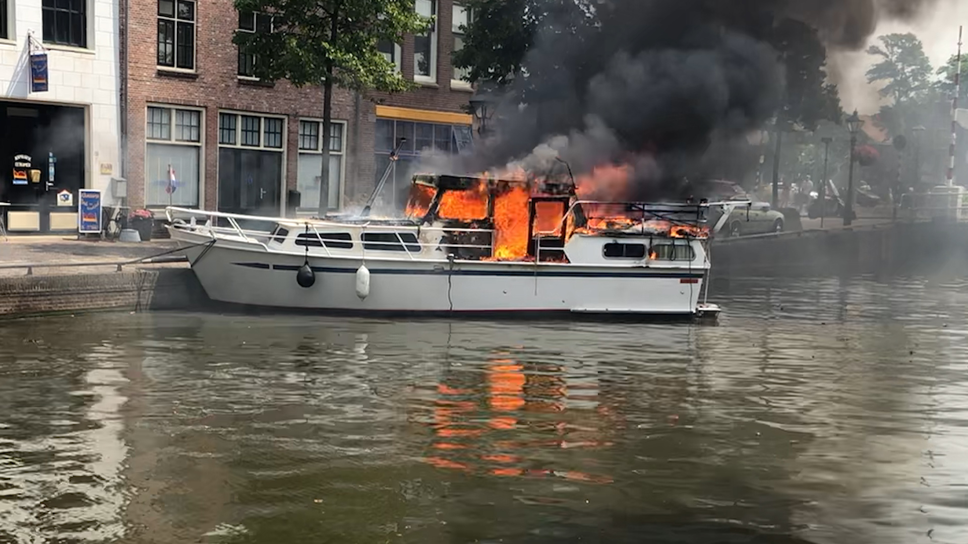 Plezierjacht brandt uit in Luttik Oudorp (VIDEO)