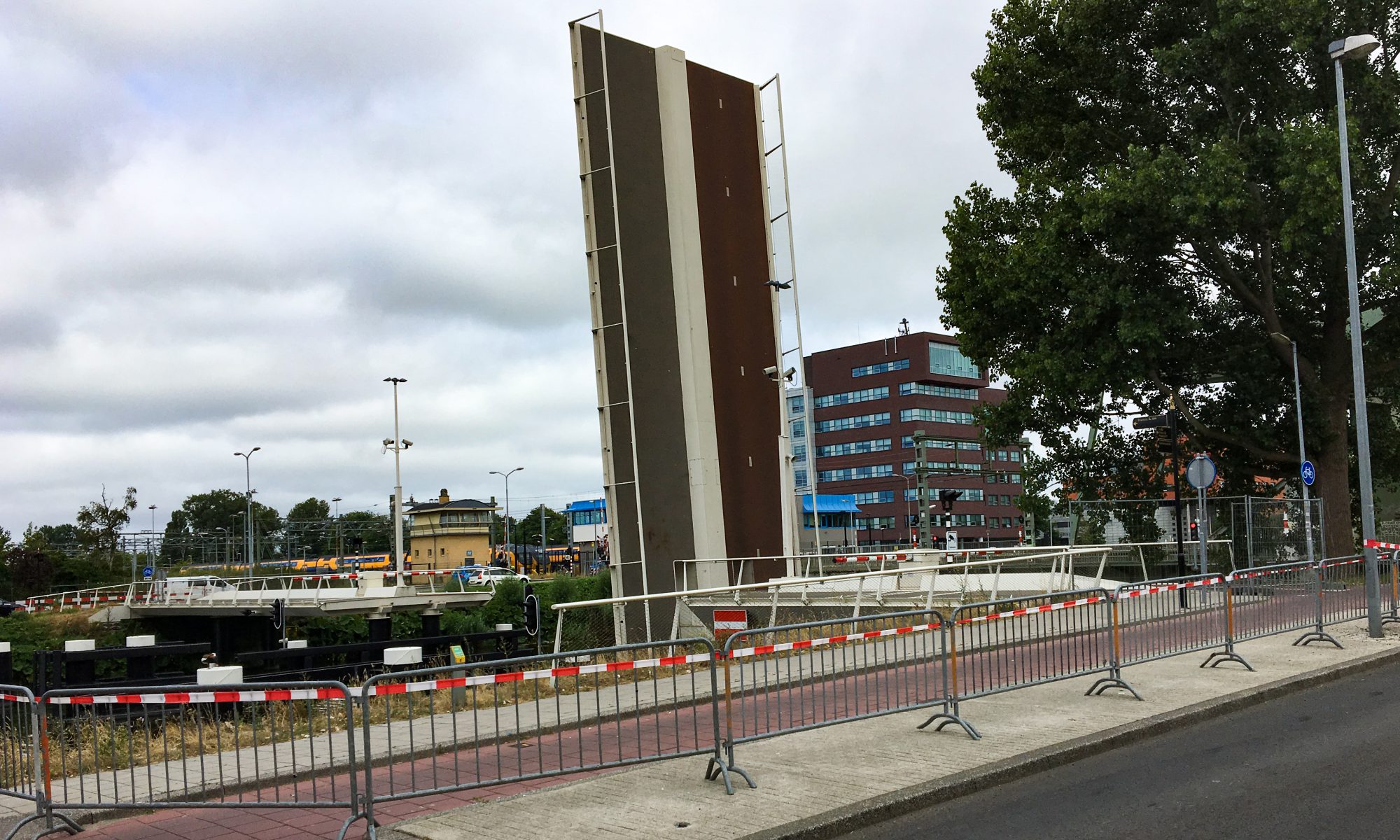 Victoriebrug zes tot twaalf maanden afgesloten: onveilige situatie voor fietsers