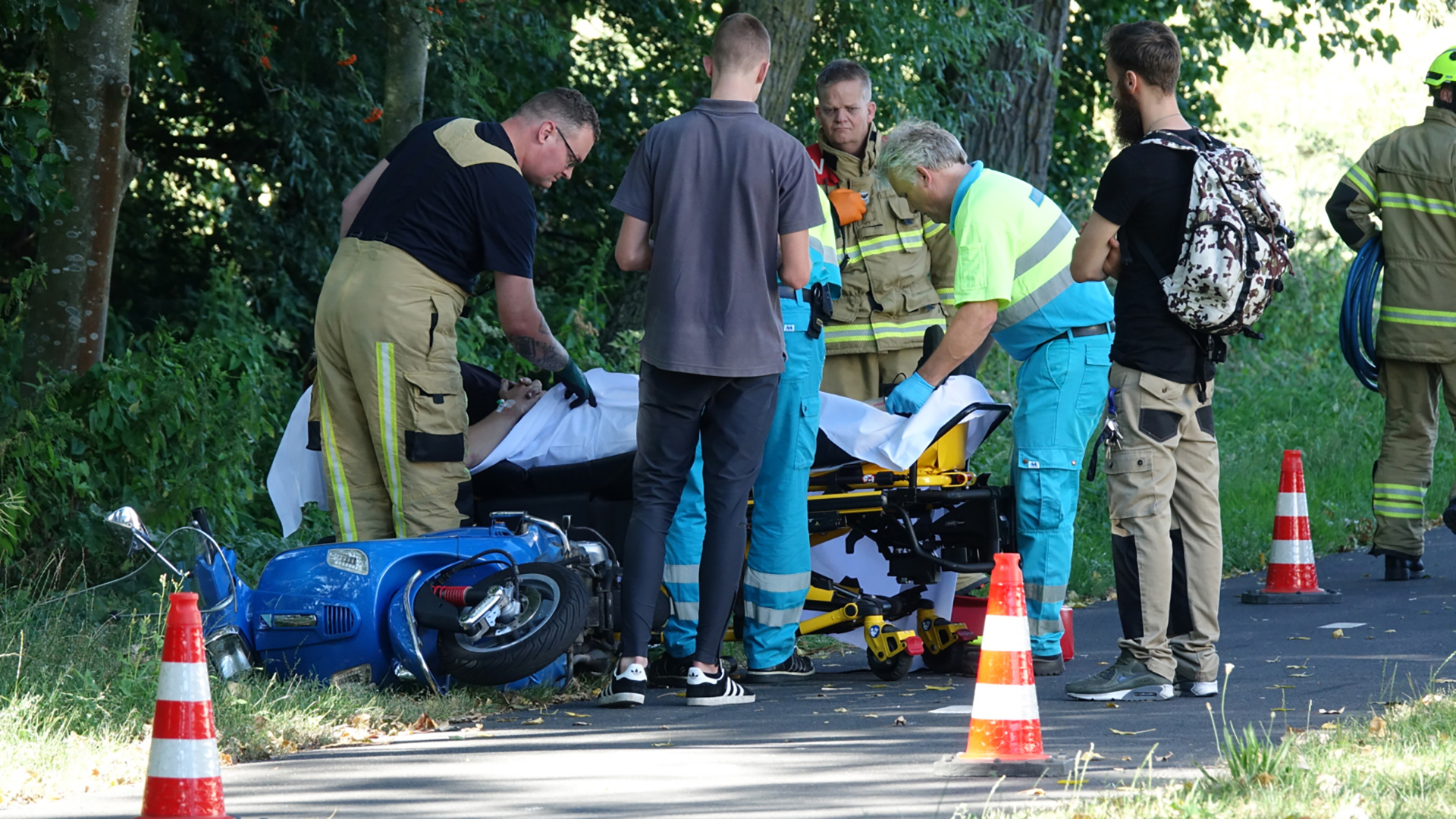 Omgevallen scooterbestuurder krijgt scherp voorwerp van scooter in kuit