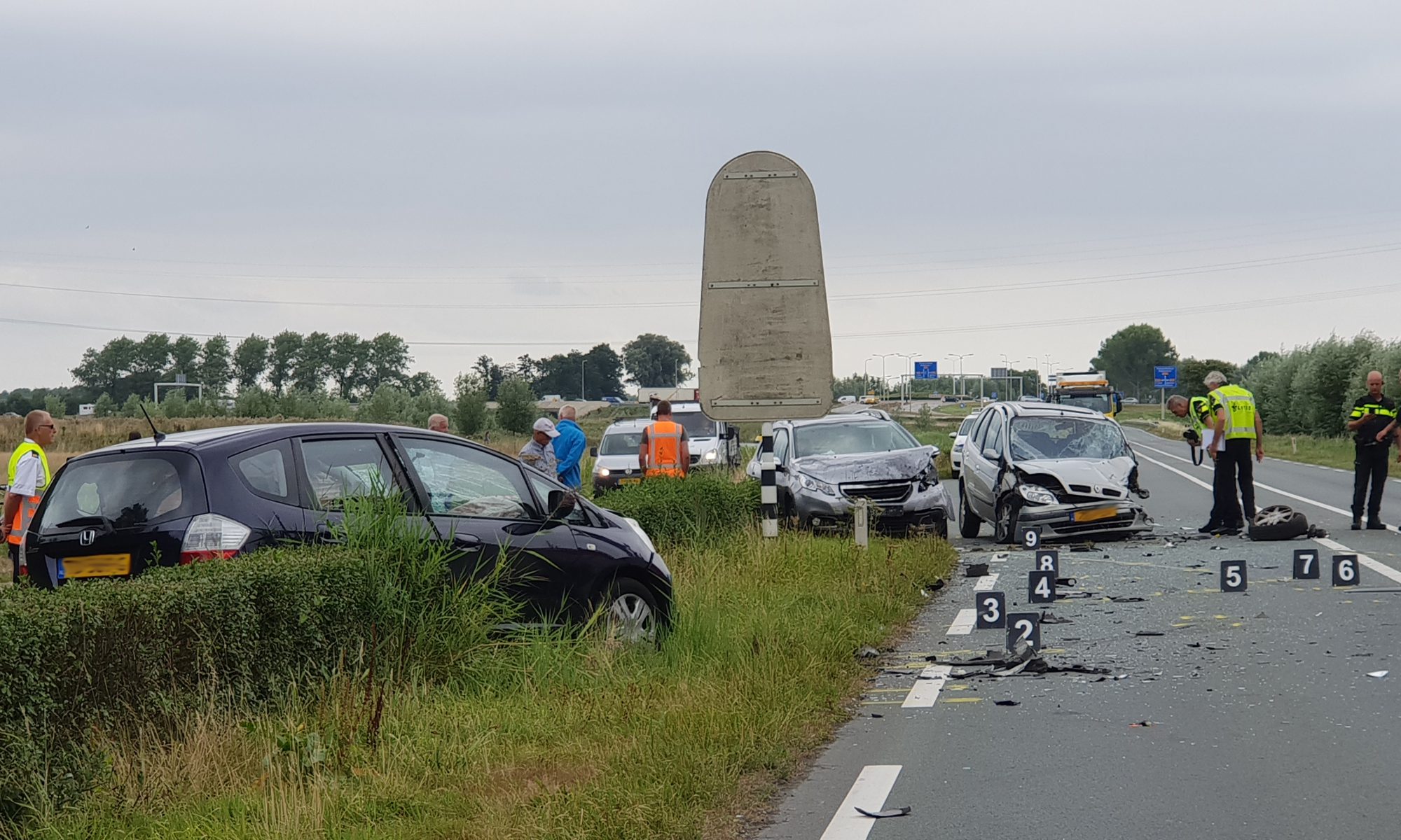 Kop-staart botsing N242 eist drie gewonden