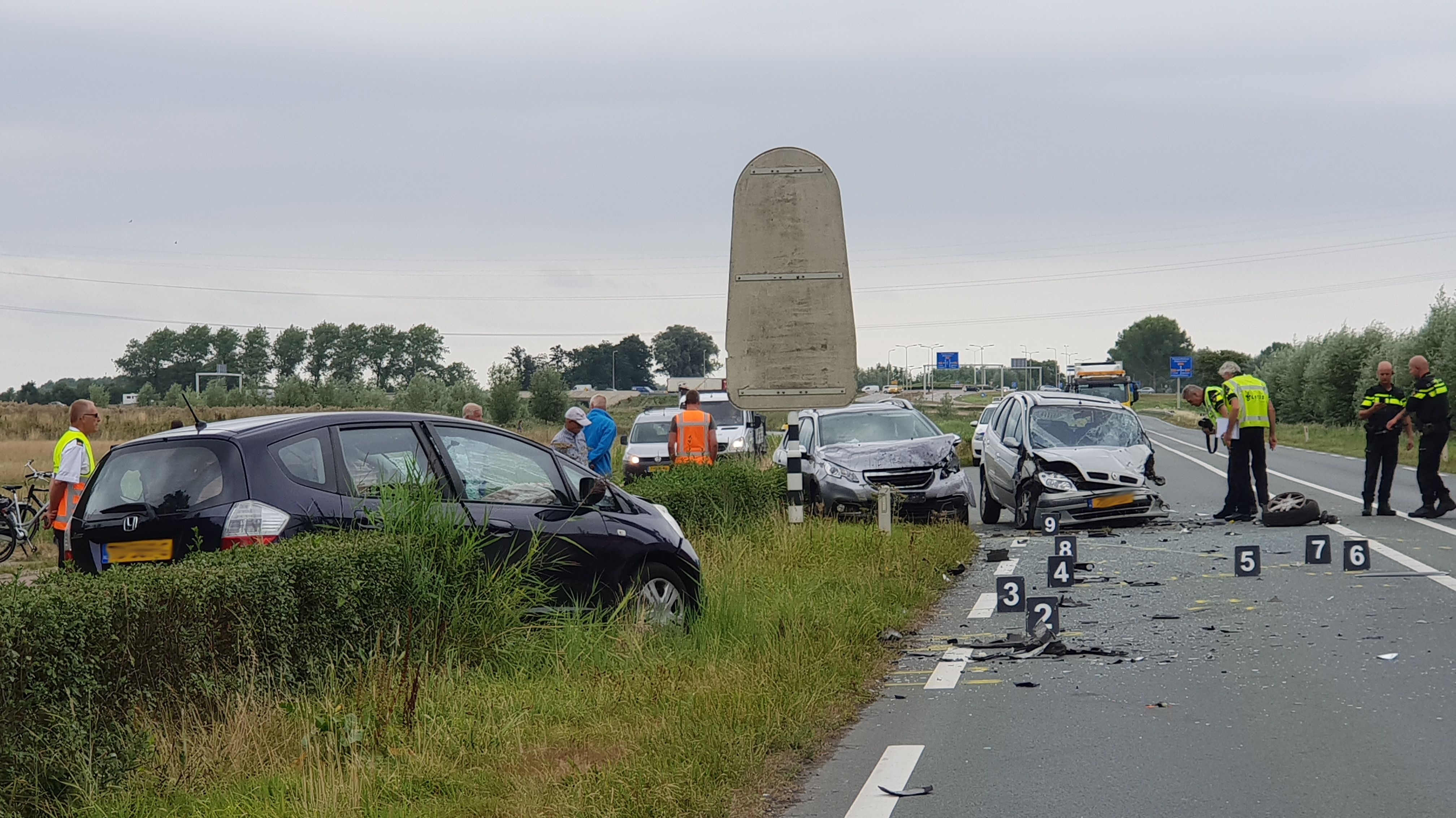 Kop-staart botsing N242 eist drie gewonden