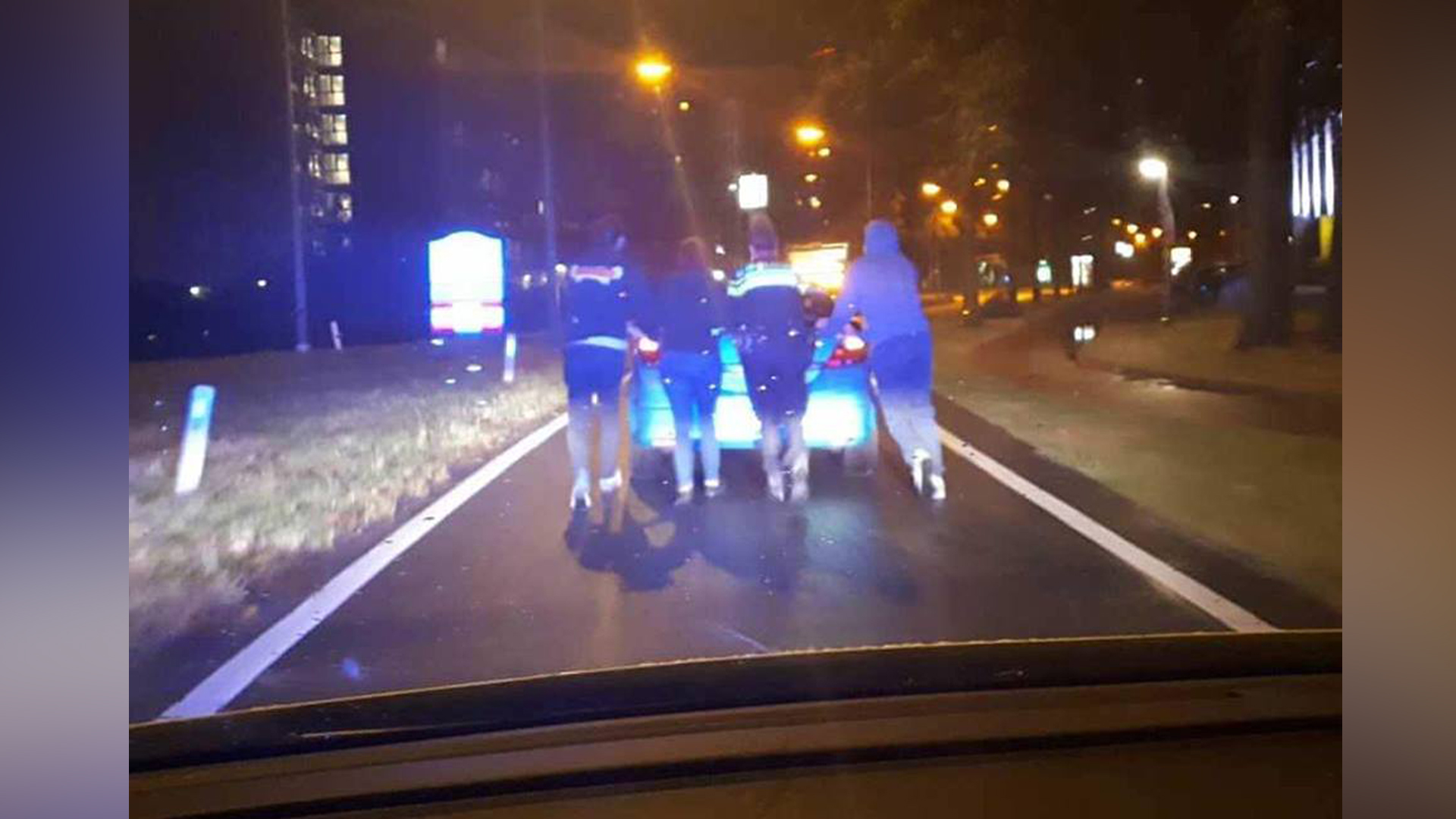 Agenten duwen gestrande toeristen van rotonde Kooimeer