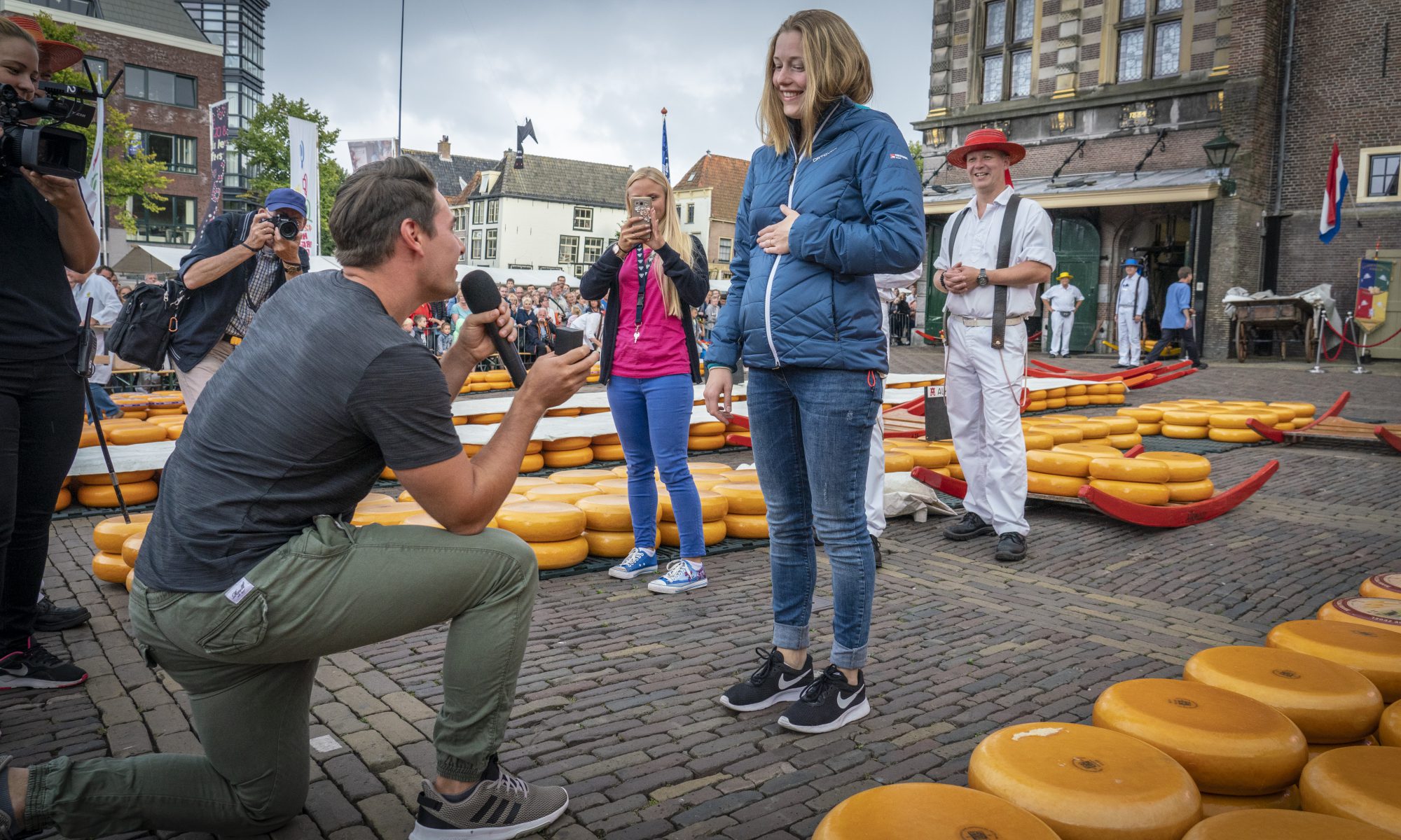 Romantische 'Heiratsantrag' op Alkmaarse kaasmarkt