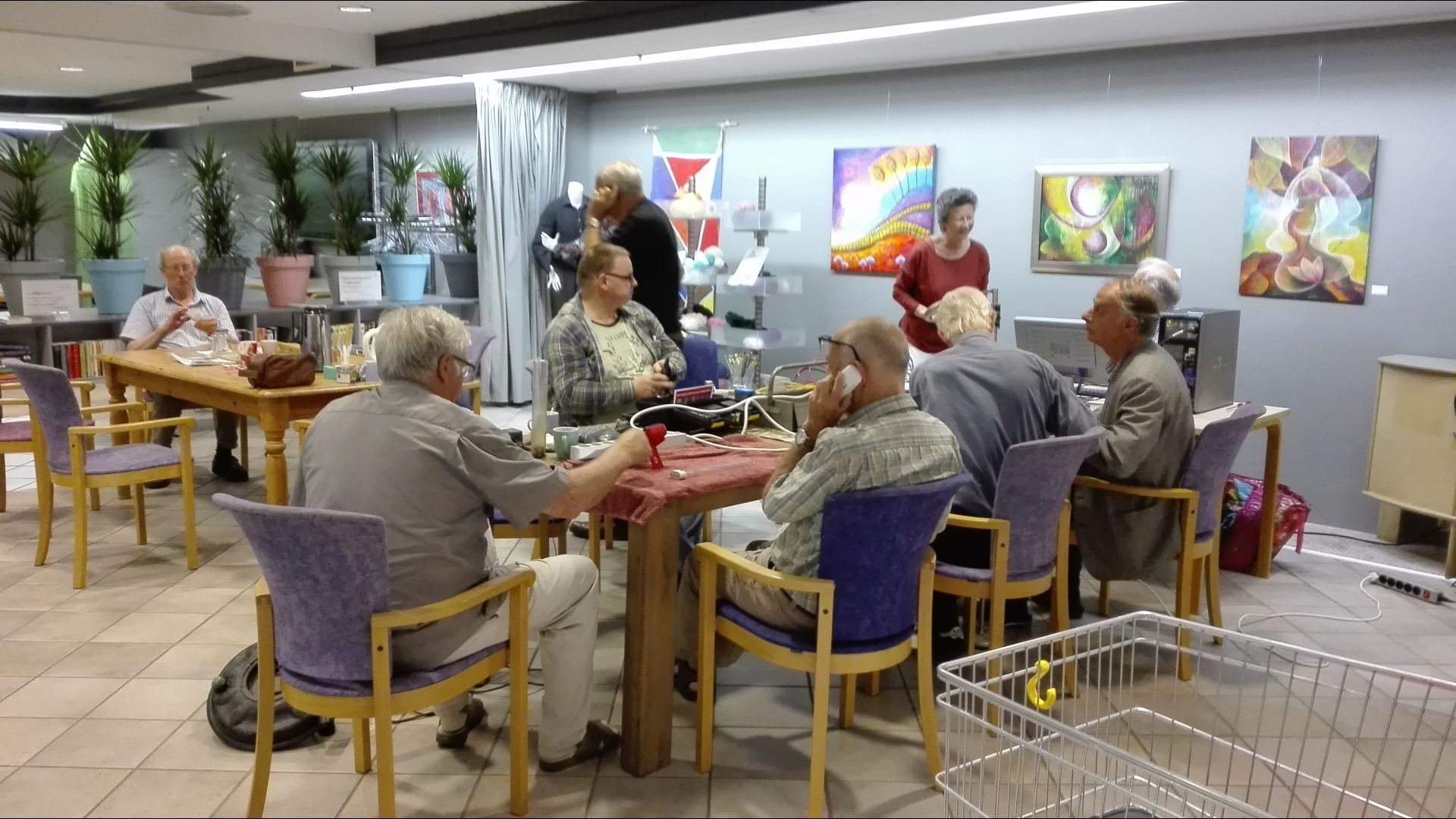 Vrijwilligers van het repair café repareren graag uw spullen