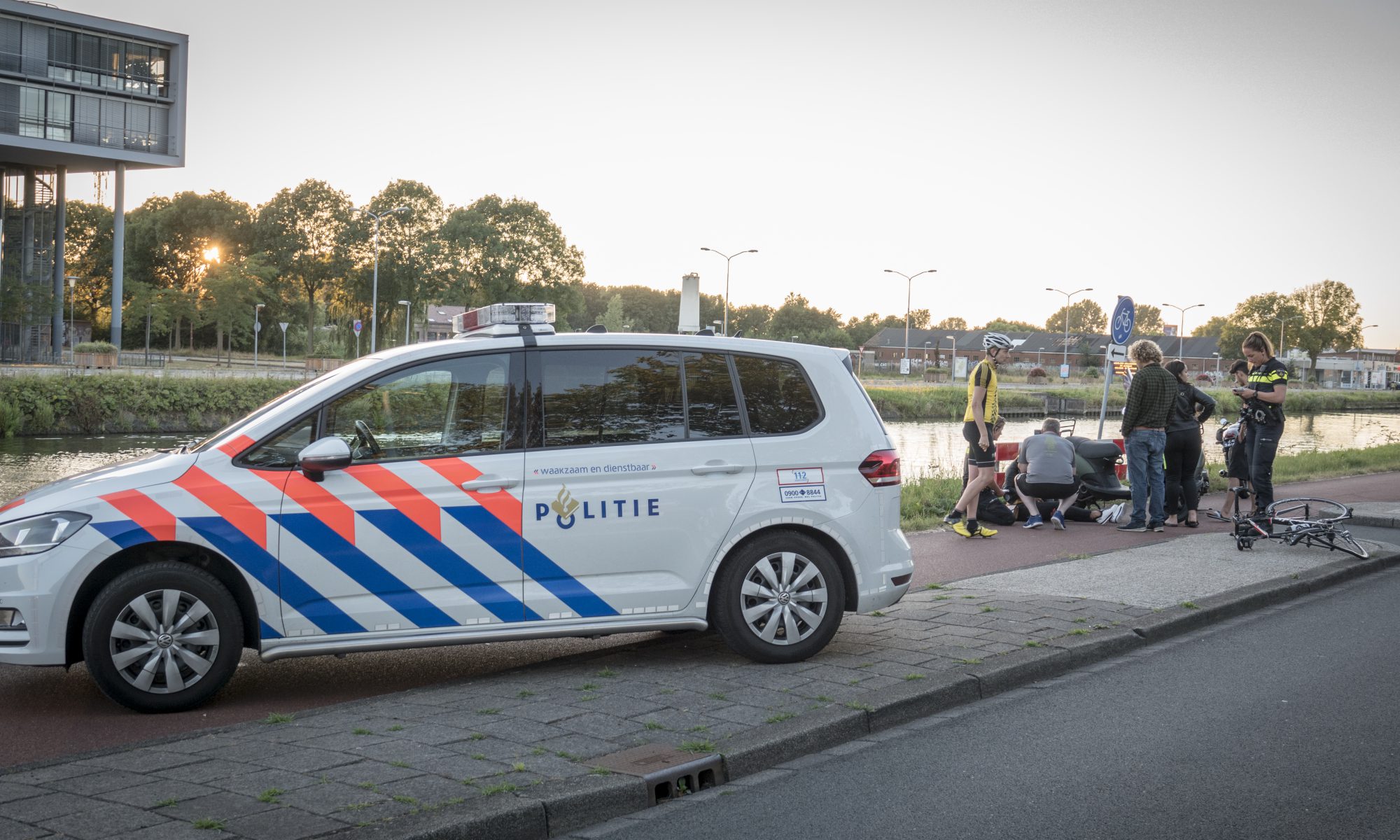 Scooterbestuurster gewond na aanrijding met wielrenner