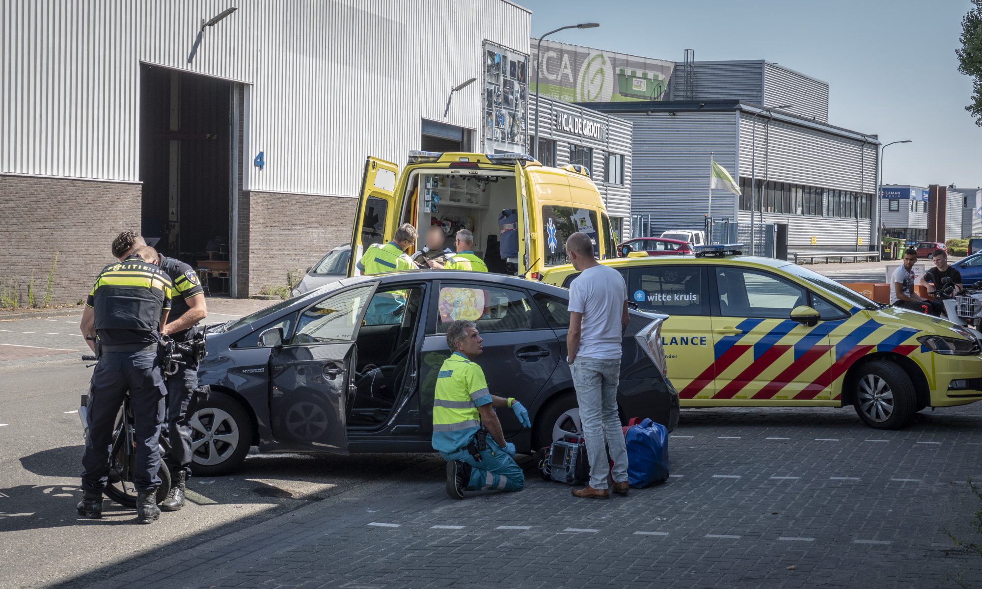 Snorfietser knalt op Koelmalaan op uitparkerende auto