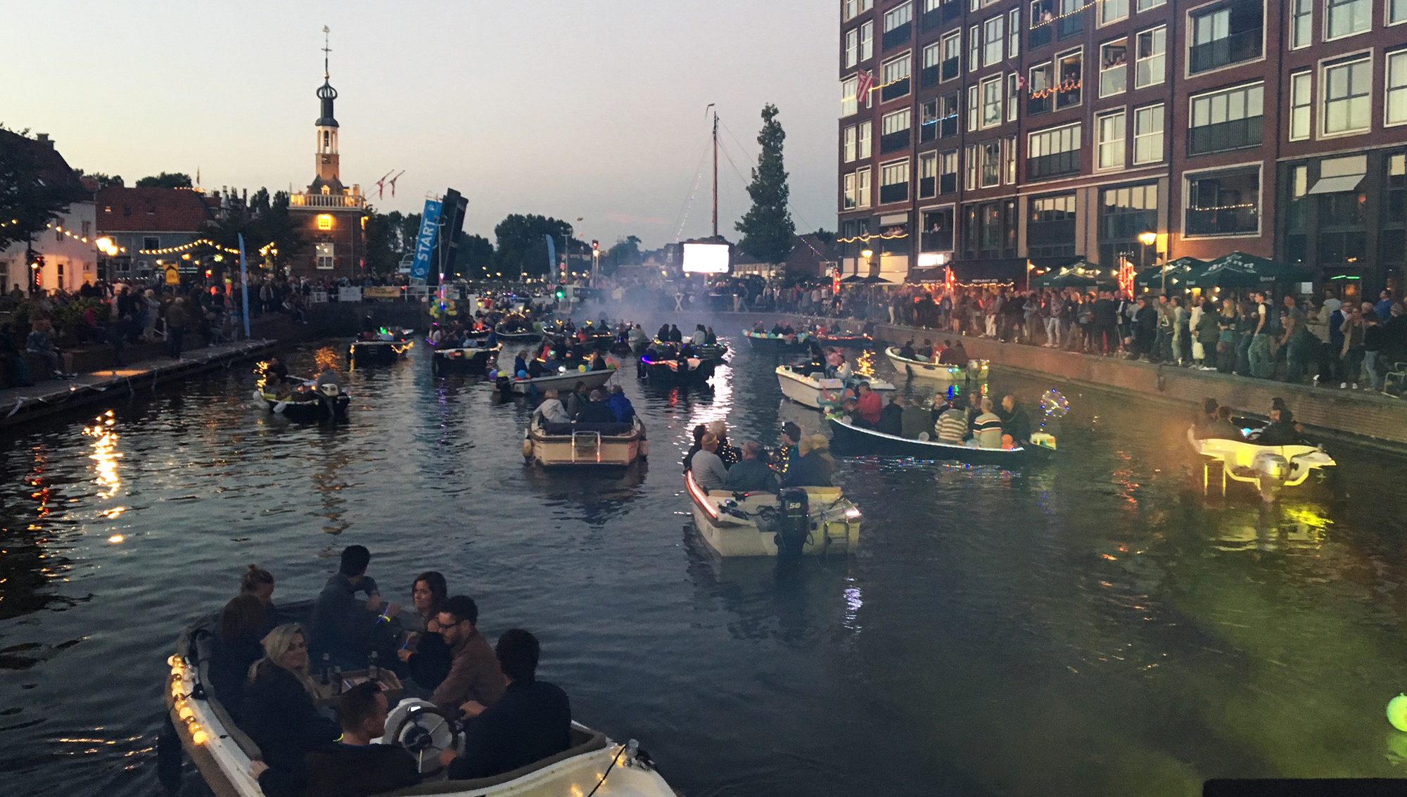 Gezellige drukte op het water tijdens Lichtjesavond