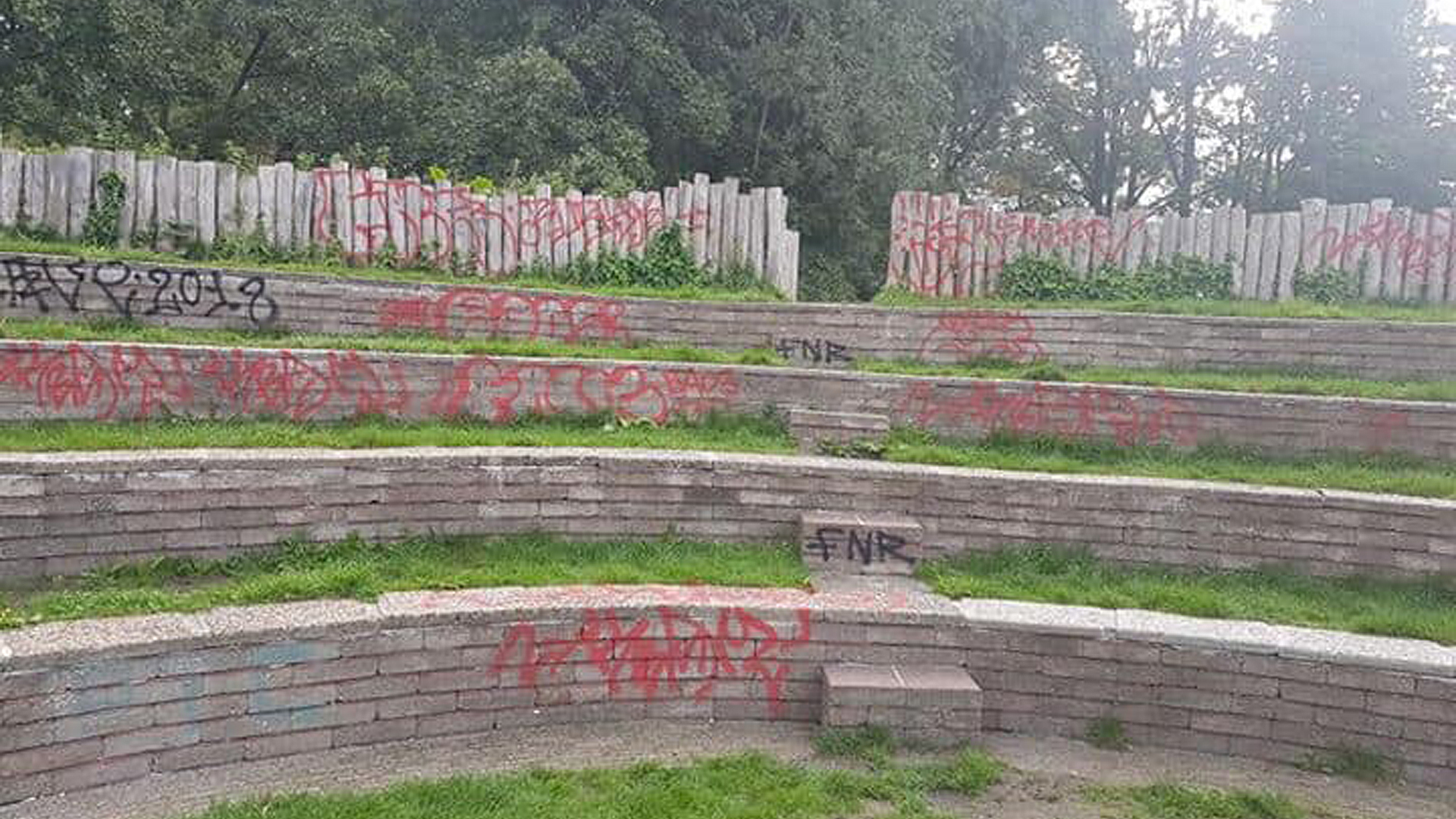 Openluchttheater Alkmaar beklad met graffiti