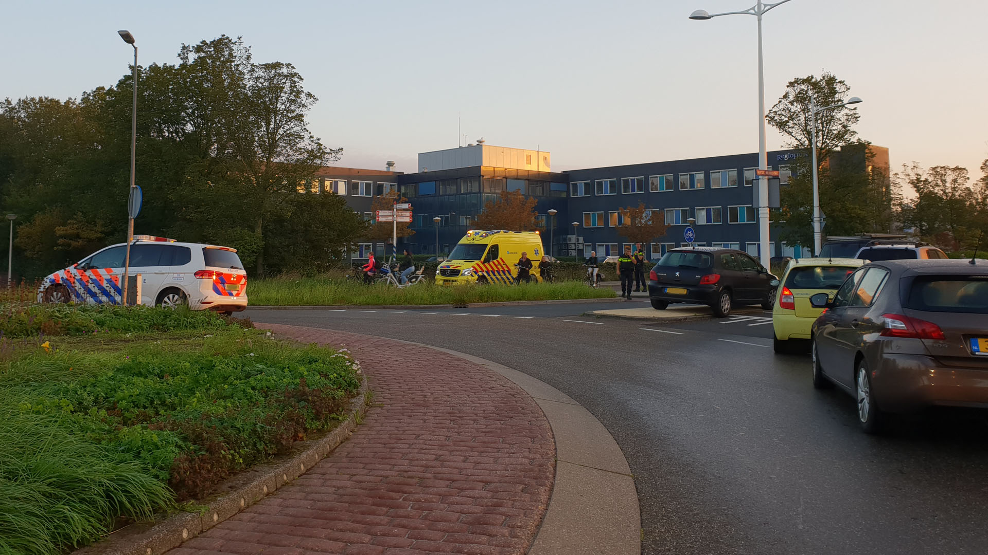 Fietser aangereden bij rotonde Hertog Aalbrechtweg