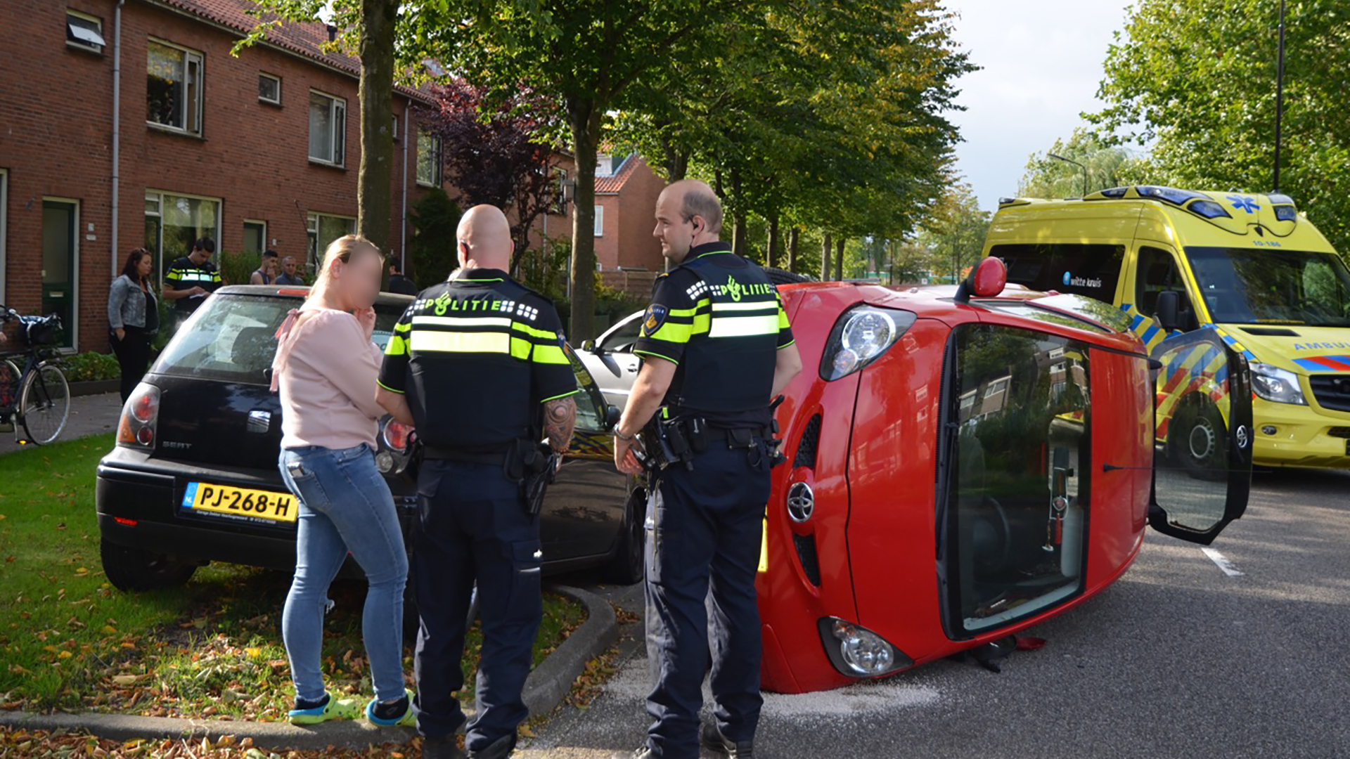 Auto eindigt op zijkant na éénzijdig ongeval