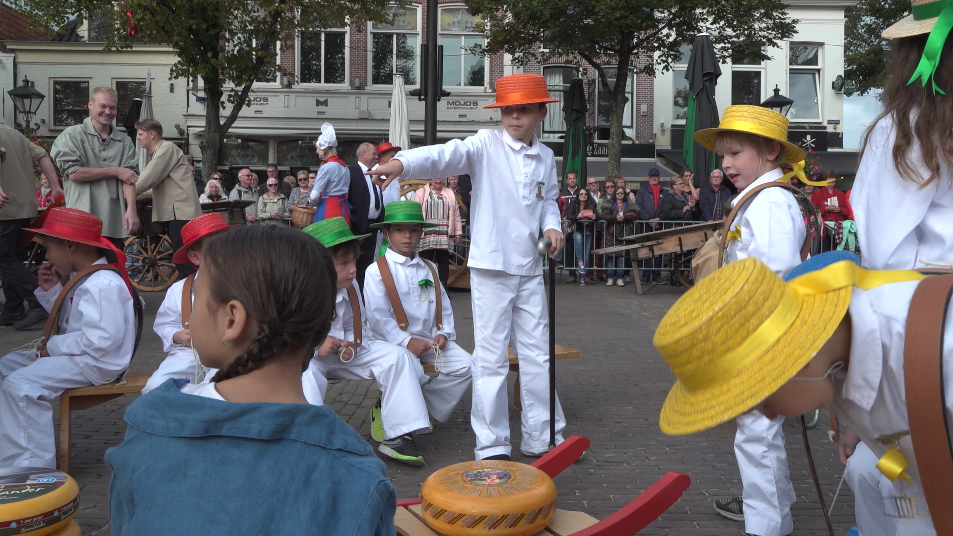 Kinderen stelen show tijdens afsluiting kaasmarktseizoen (VIDEO)