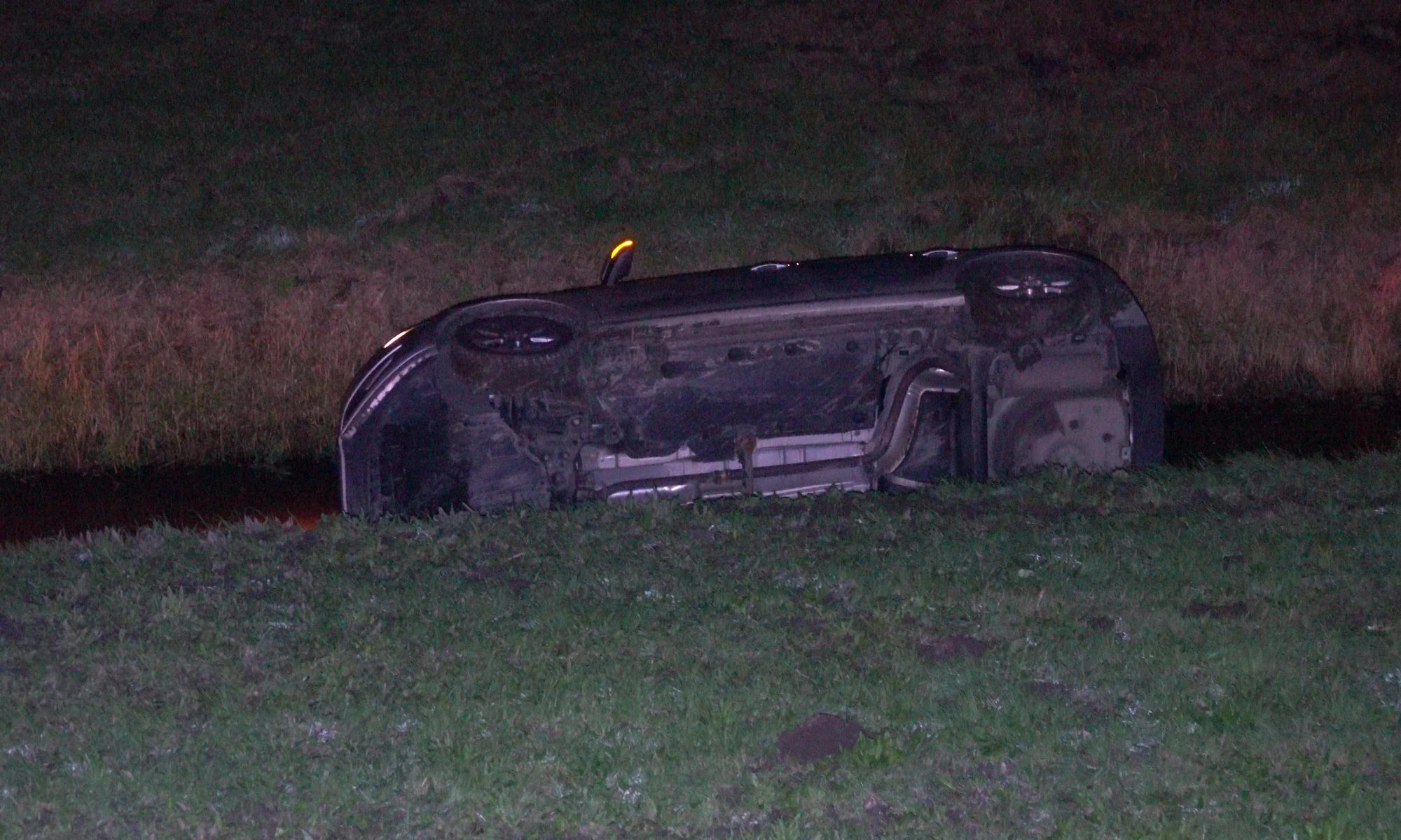 Auto na vermoeiende dag in sloot langs Oostdijk in Heerhugowaard