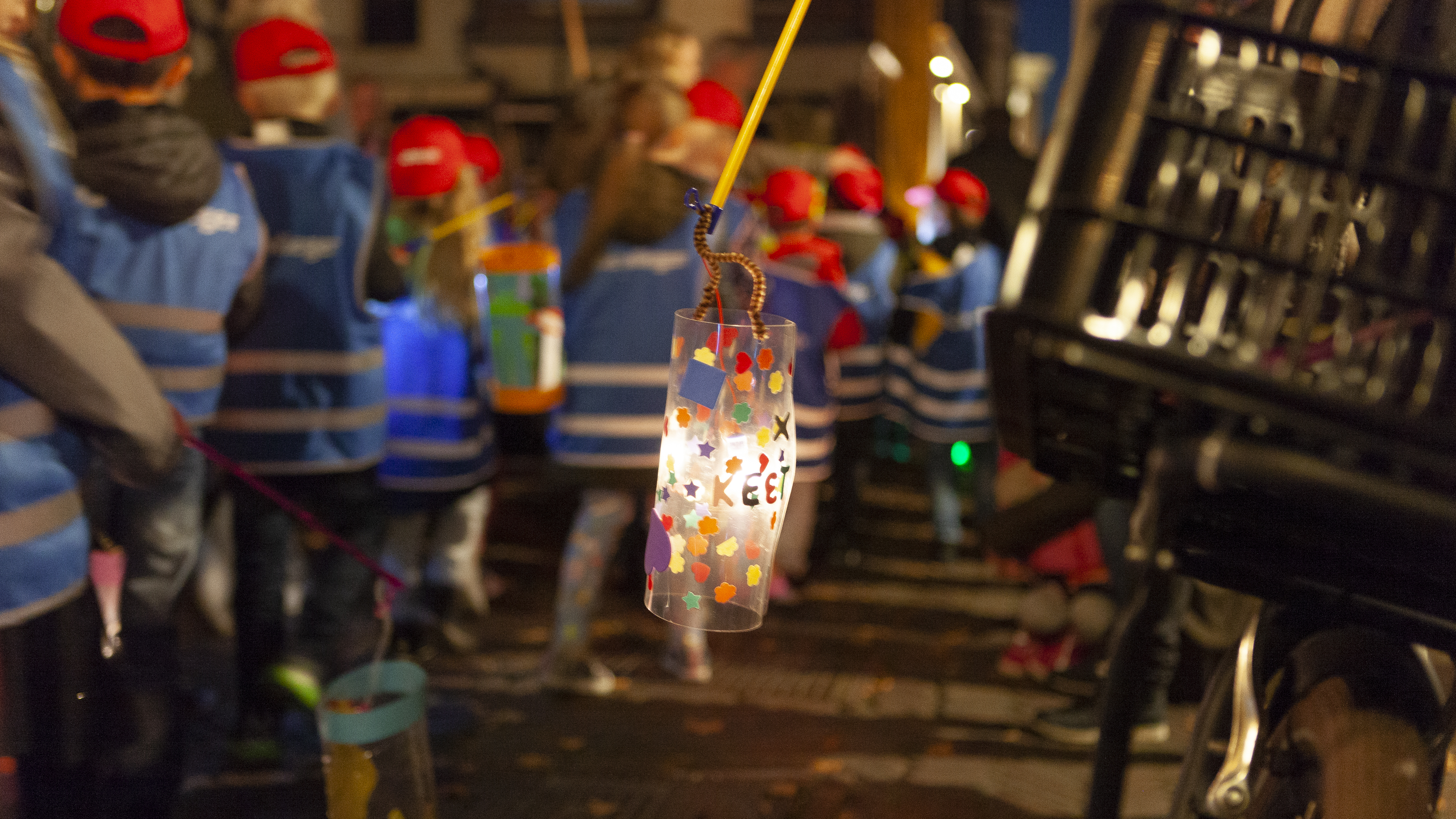 Sfeervolle muzikale lampionnenoptocht door Alkmaar