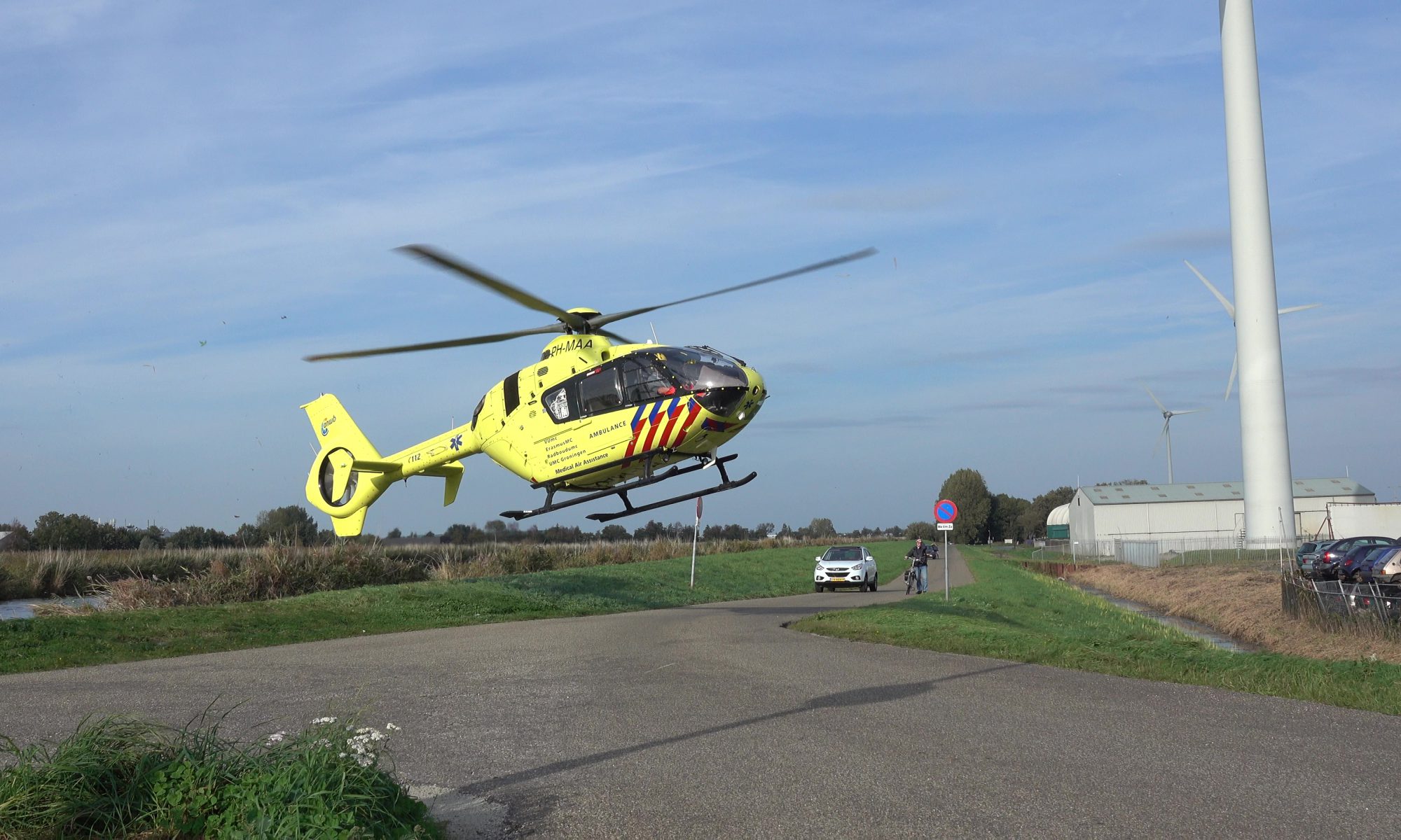 Traumahelikopter in actie voor zwaargewonde fietser