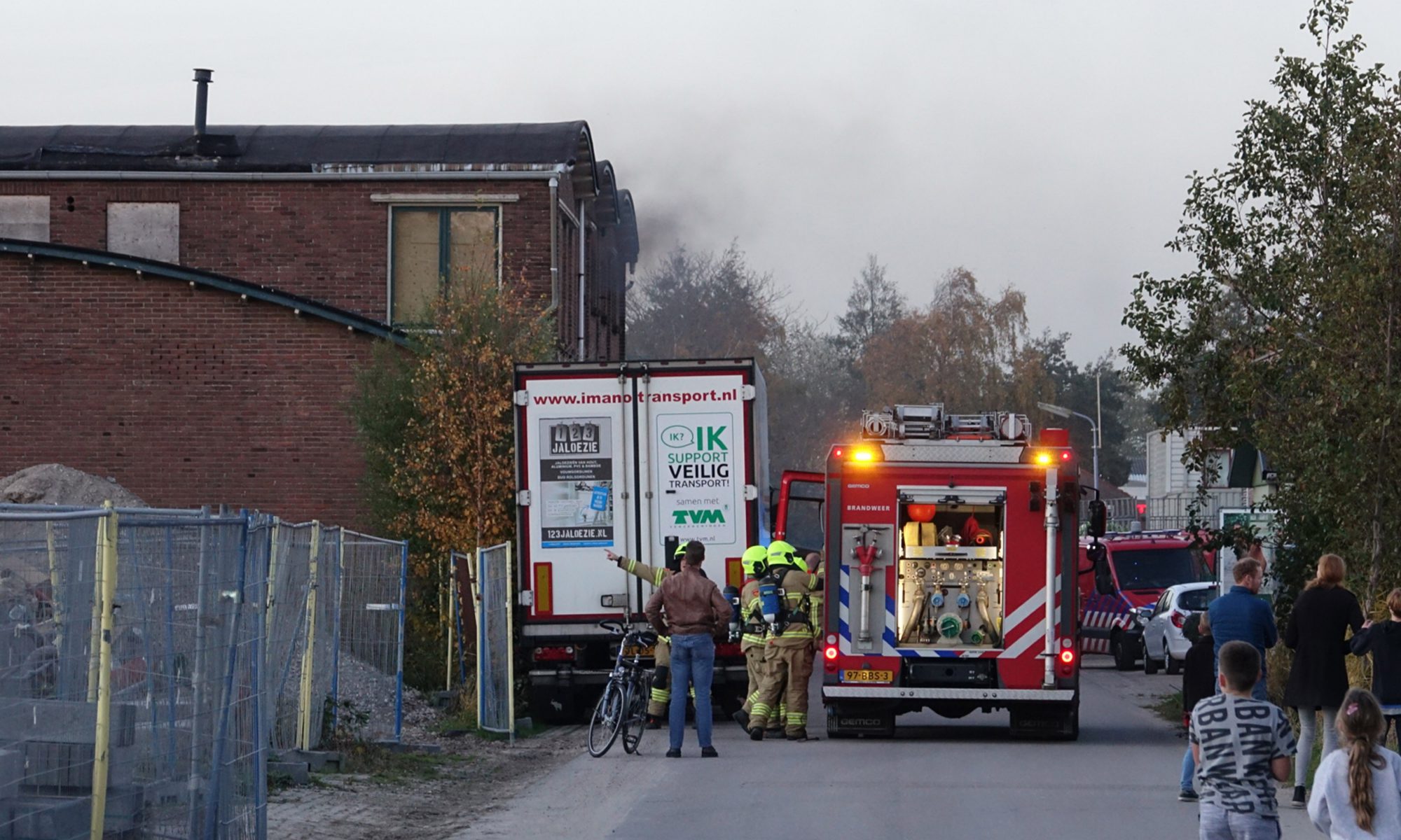 Brand in slooppand 1e Industriestraat Noord-Scharwoude