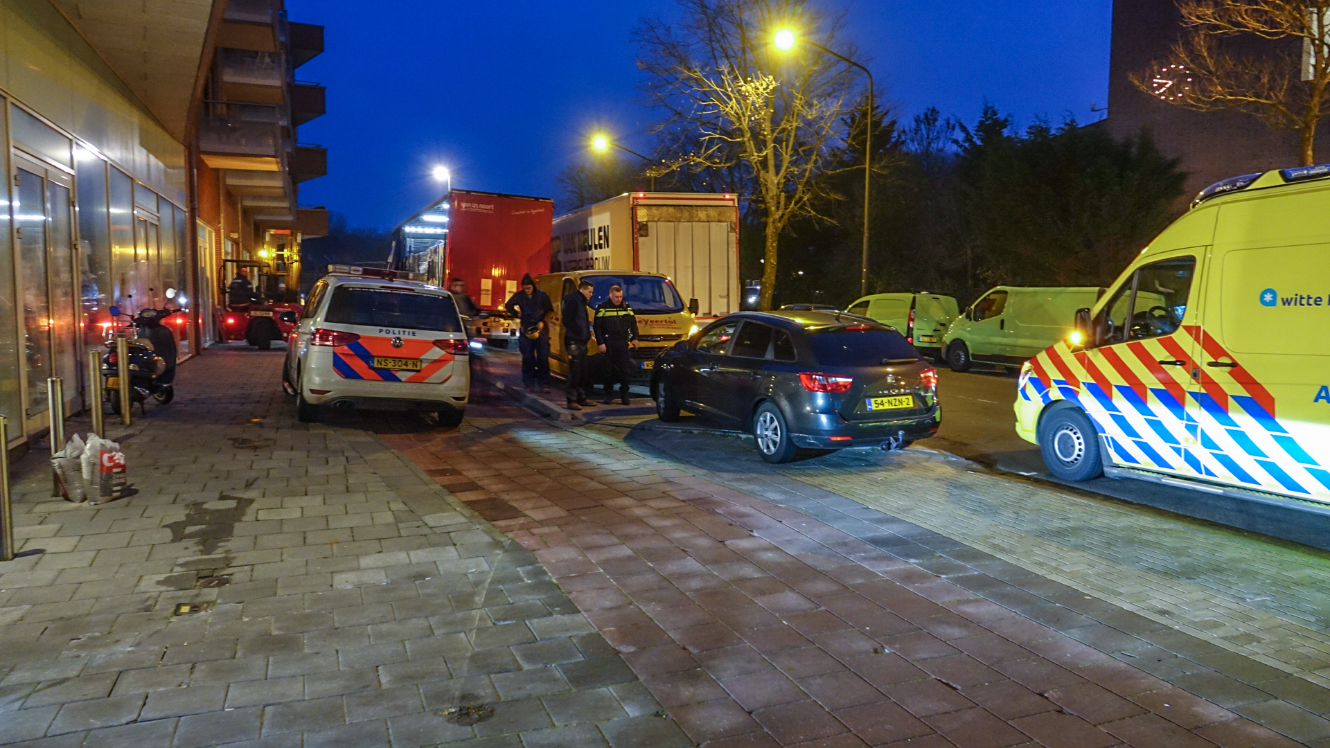 Snorfietser klapt op parkerende auto op Middenweg Heerhugowaard