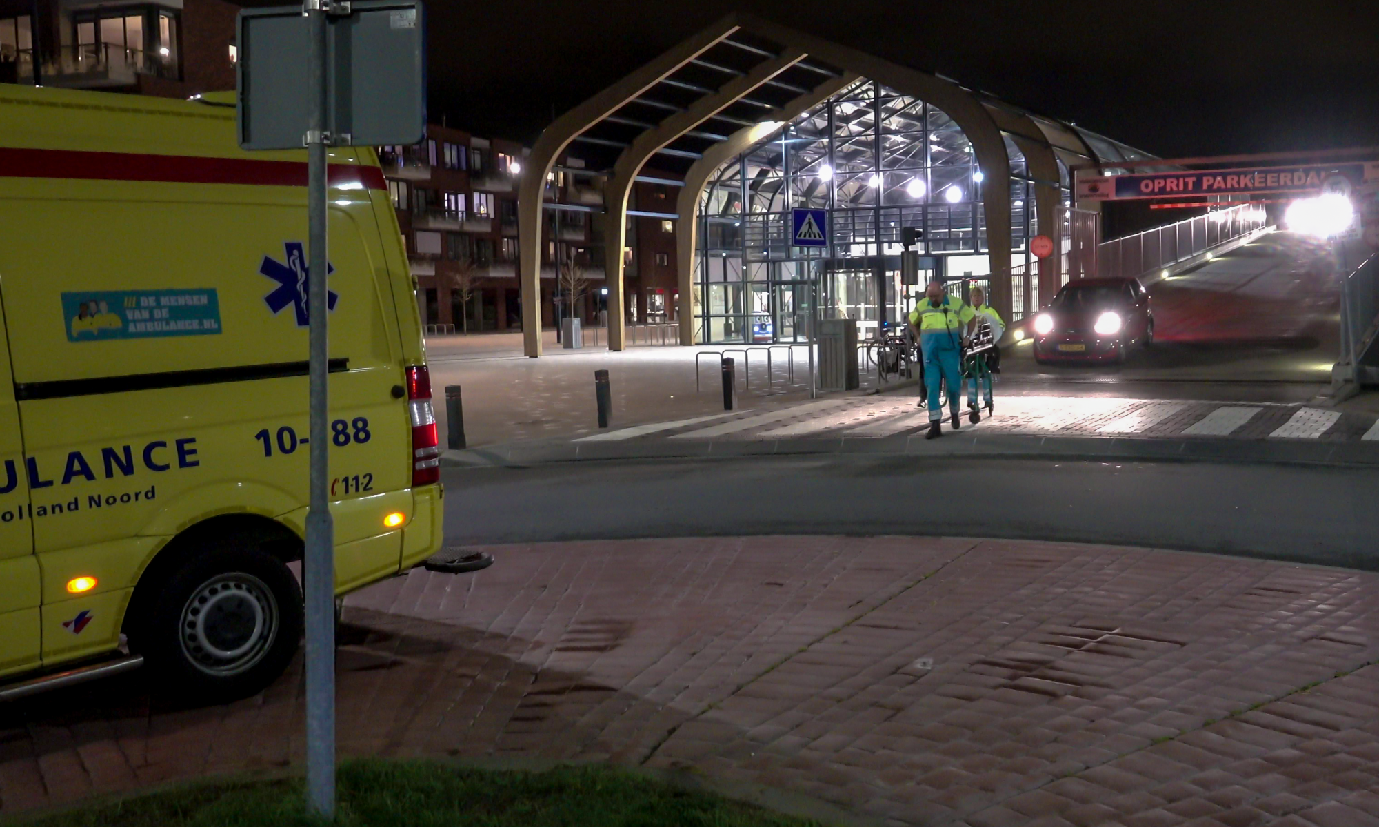 Ambulance kan niet bij slachtoffer komen door beperkende maatregel Winkelcentrum Broekerveiling