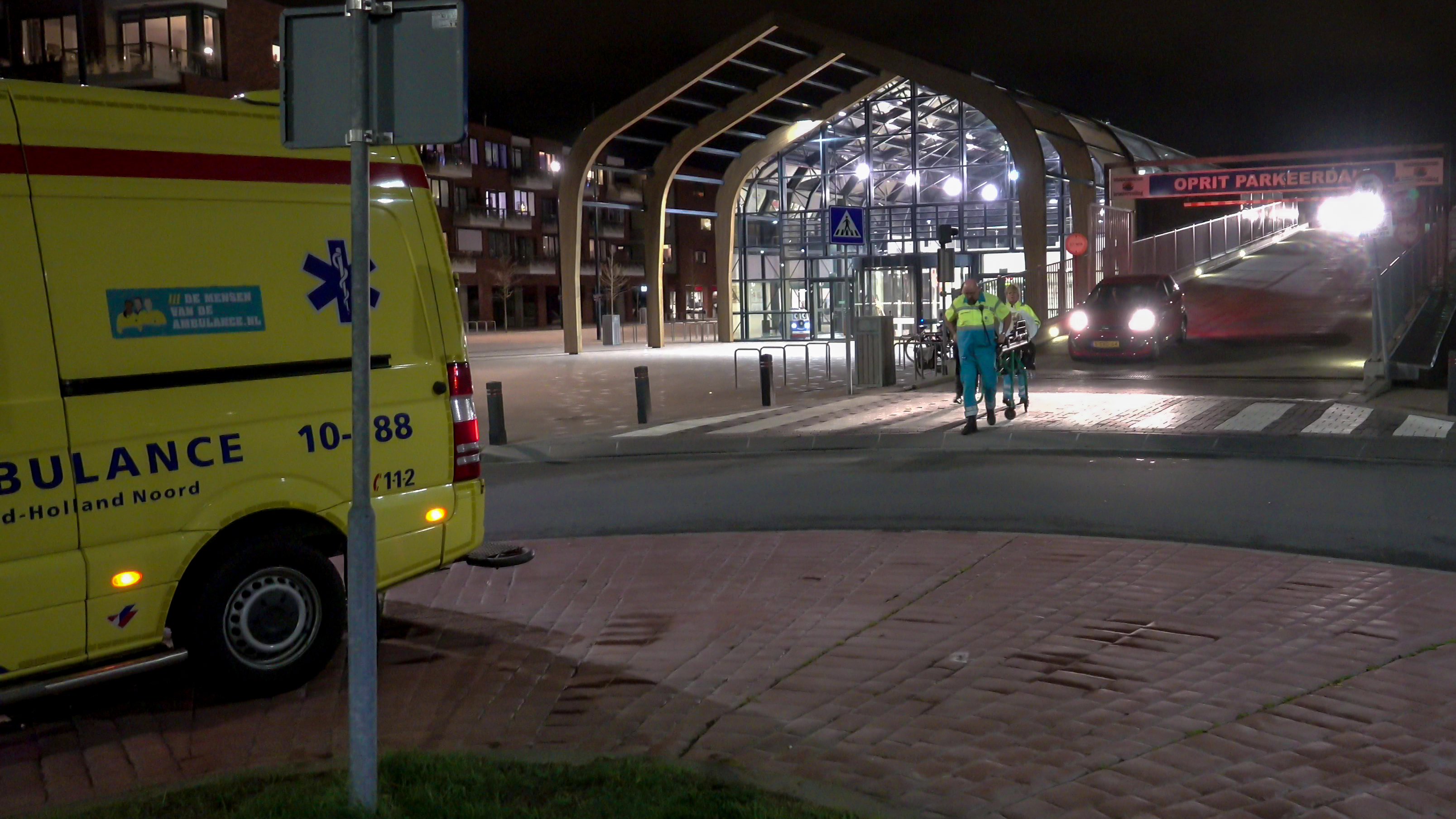 Ambulance kan niet bij slachtoffer komen door beperkende maatregel Winkelcentrum Broekerveiling