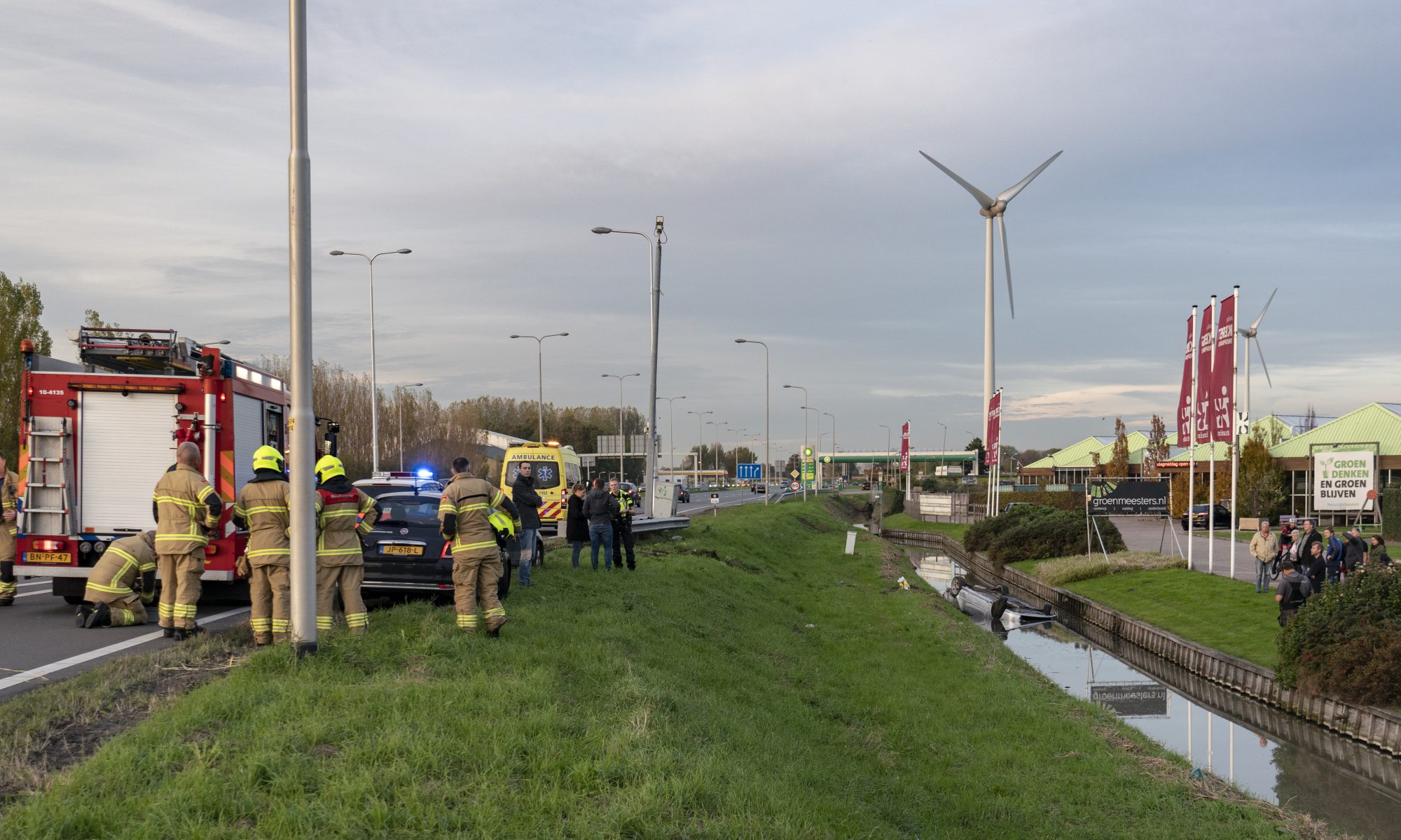 Auto te water bij N242 Heerhugowaard 1