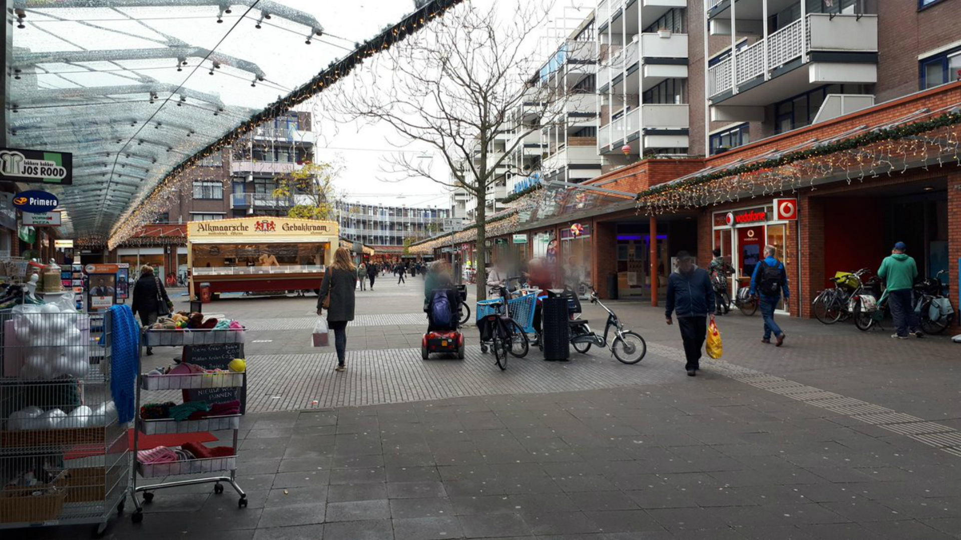 Elke dag controle op fietsverbod Alkmaars winkelcentrum De Mare