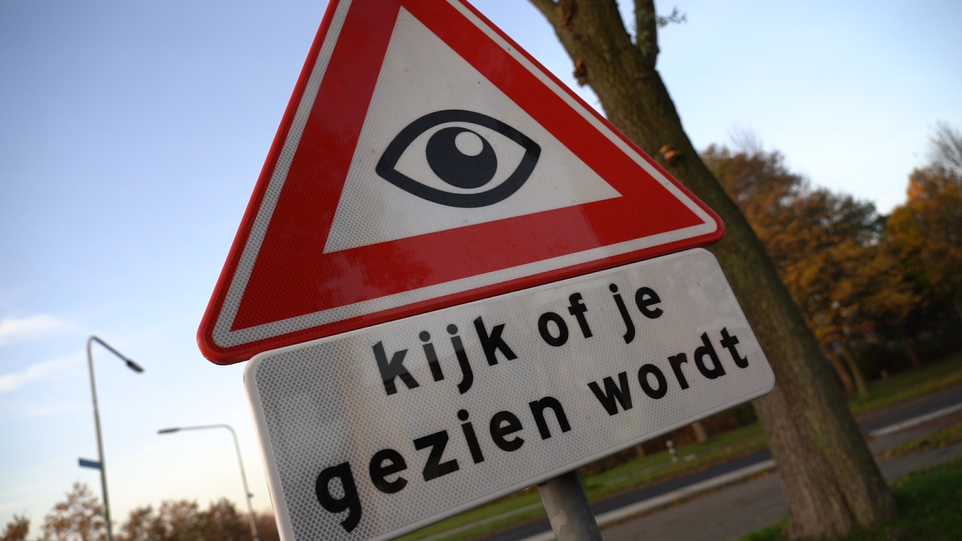 Nieuw verkeersbord in Heerhugowaard; 'Kijk of je gezien wordt' (VIDEO)