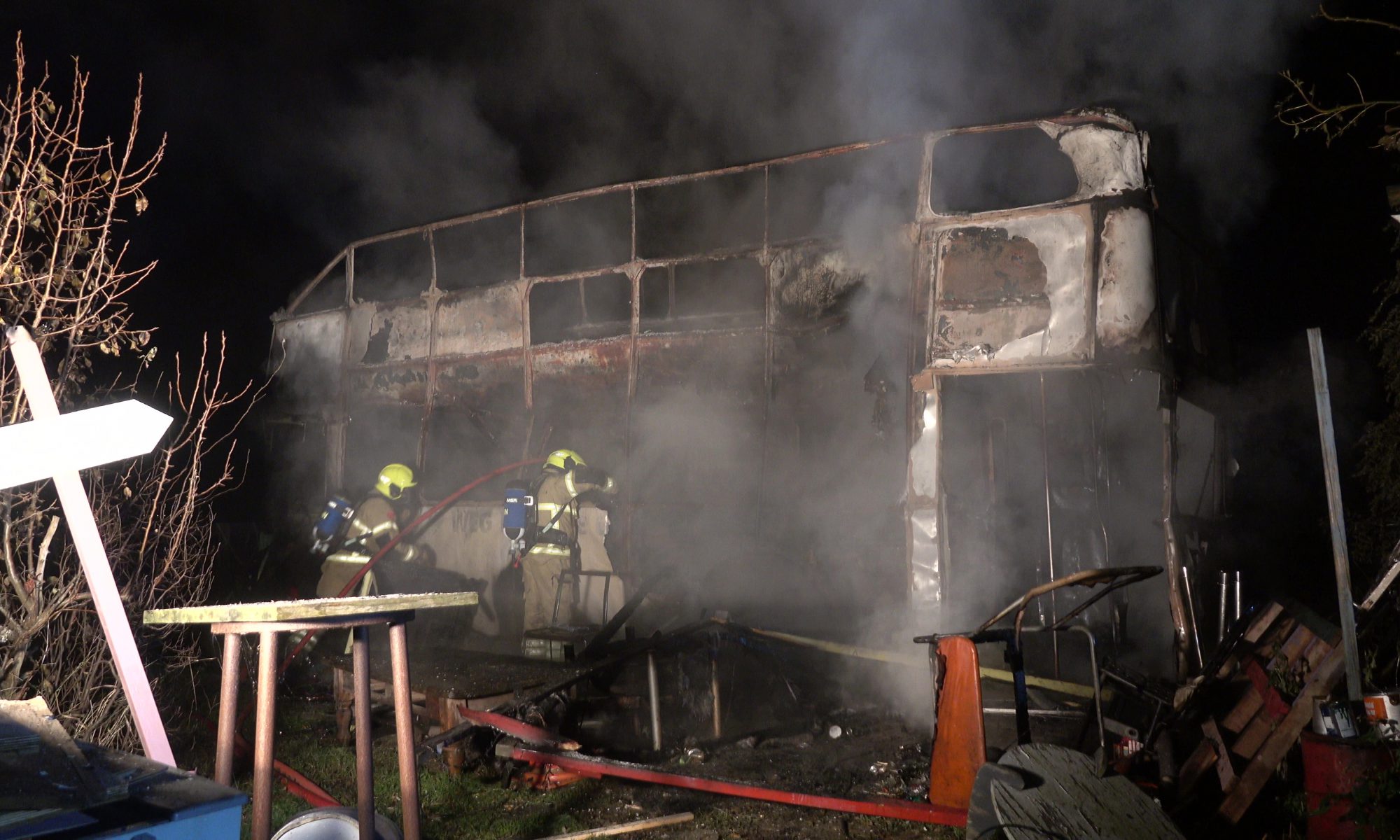 Oude dubbeldekker gaat in vlammen op in Driehuizen