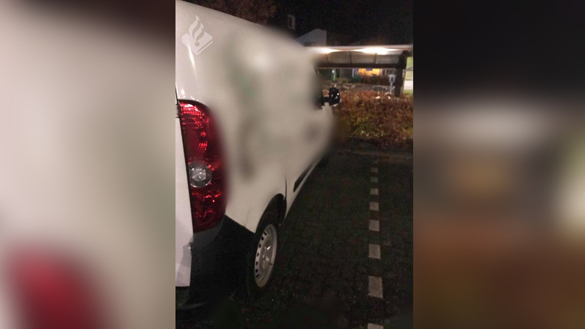 Politie bevrijd bestuurder uit eigen bestelbus