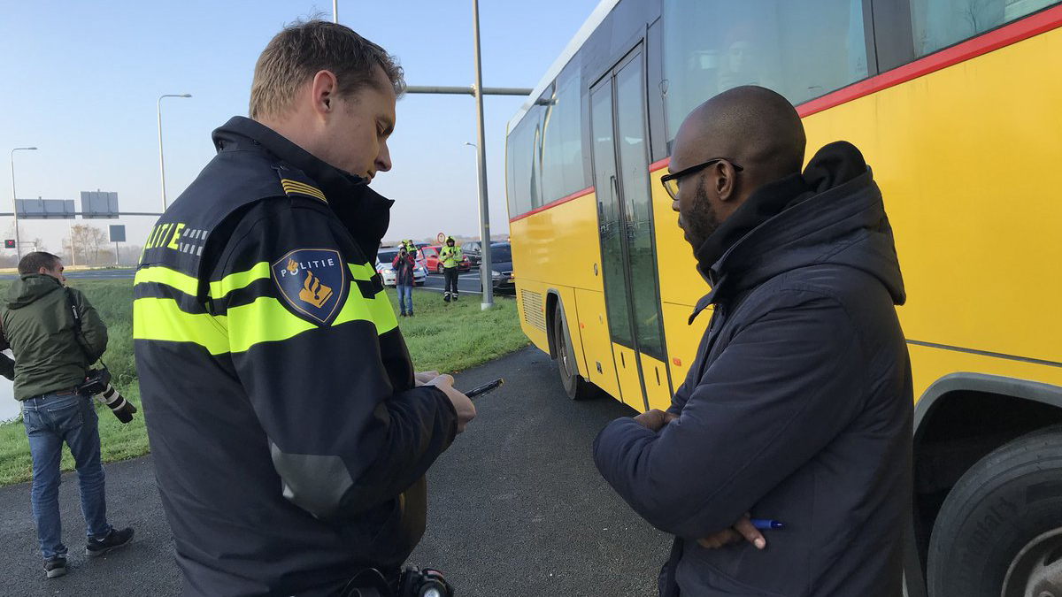 Politie haalt anti-Zwarte Piet demonstranten van de weg bij Alkmaar