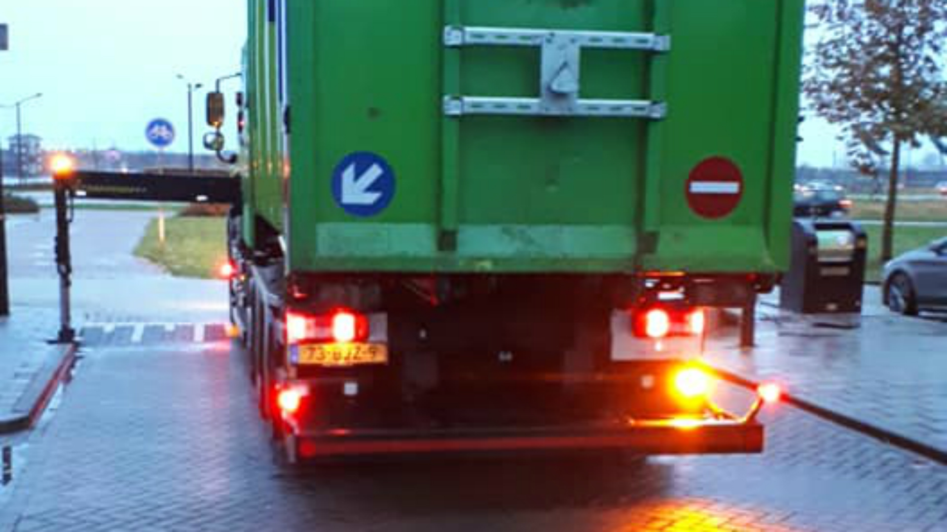 Waards meisje loopt hoofdwond op bij botsing met stabilisatorarm vrachtwagen