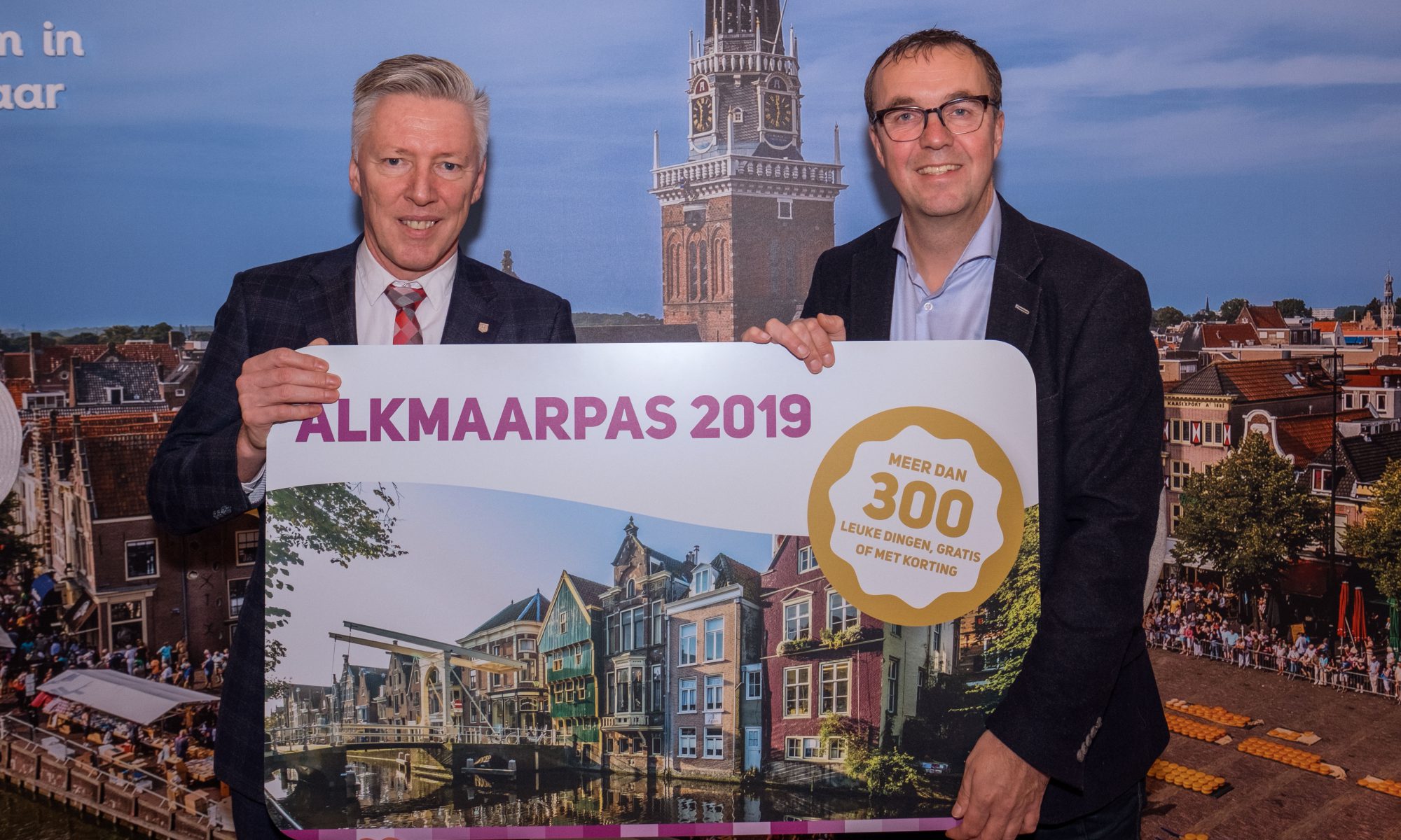 Wethouder Paul Verbruggen ontvangt eerste AlkmaarPas 2019