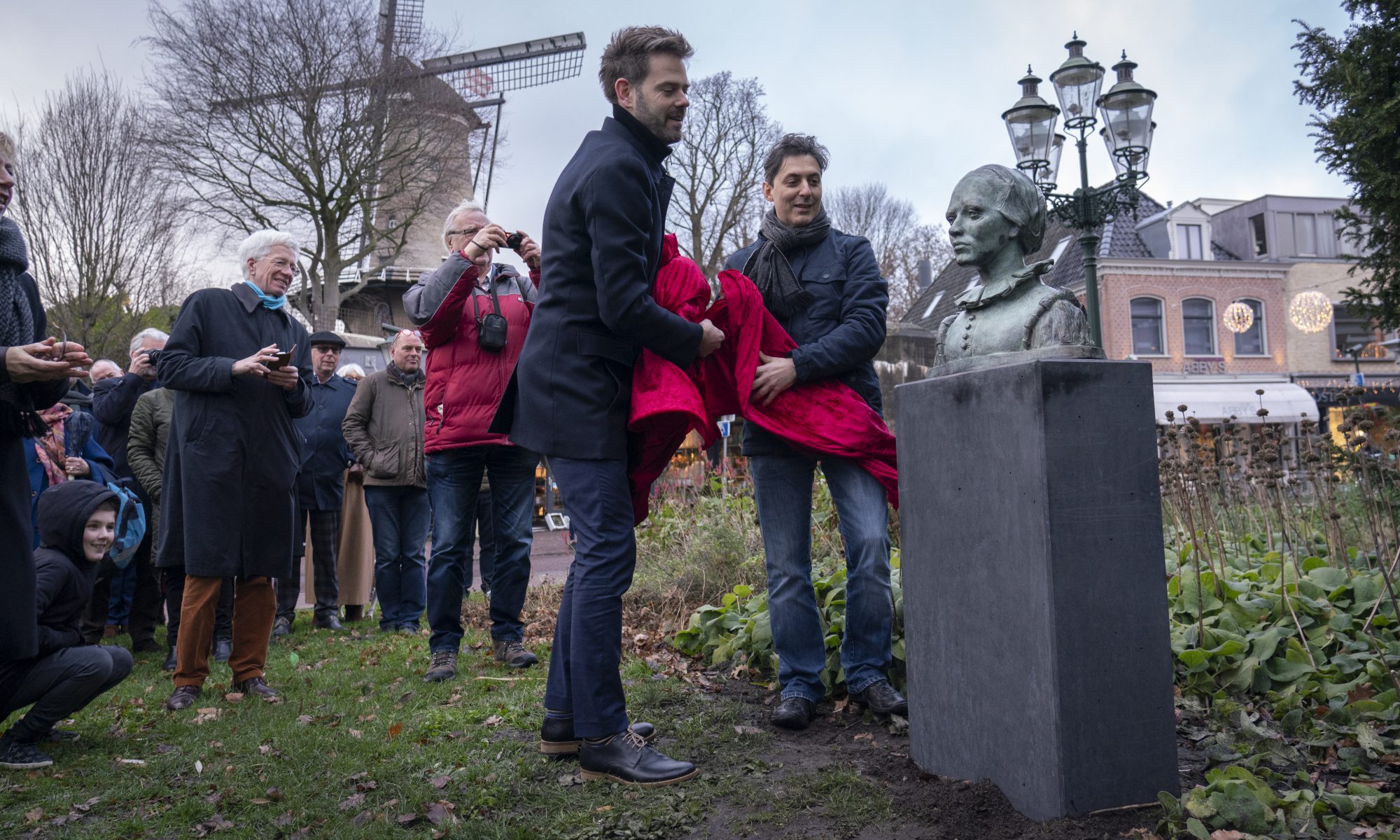 Bronzen buste en schoentje Maria Tesselschade Roemers onthuld