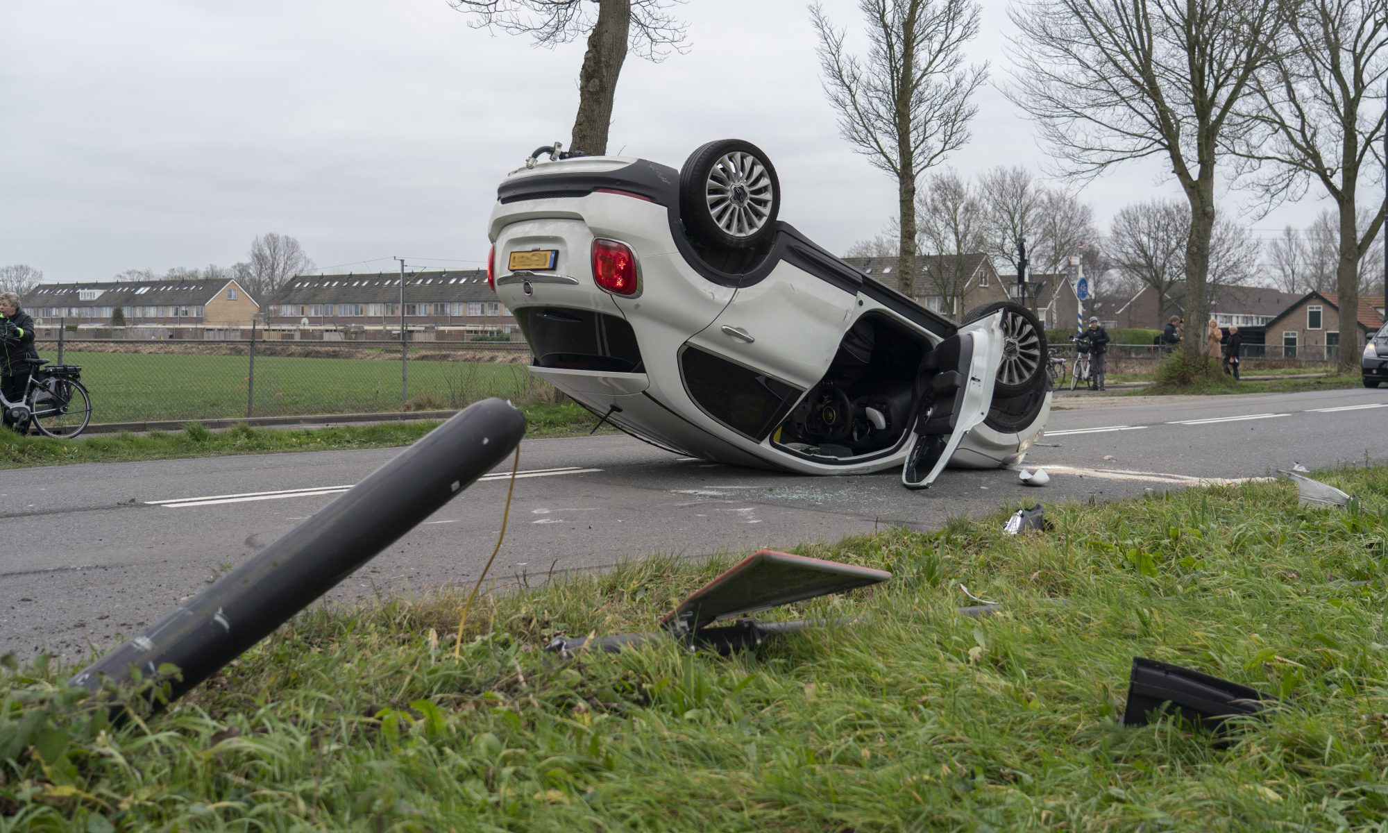 Auto op de kop na éénzijdig ongeval Middenweg Heerhugowaard