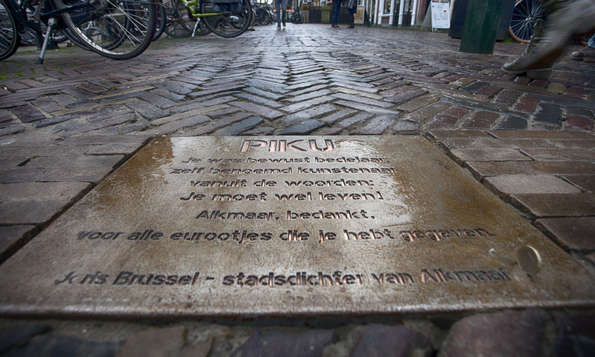 Gedenktegel bekende Alkmaarse zwerver Piku onthuld