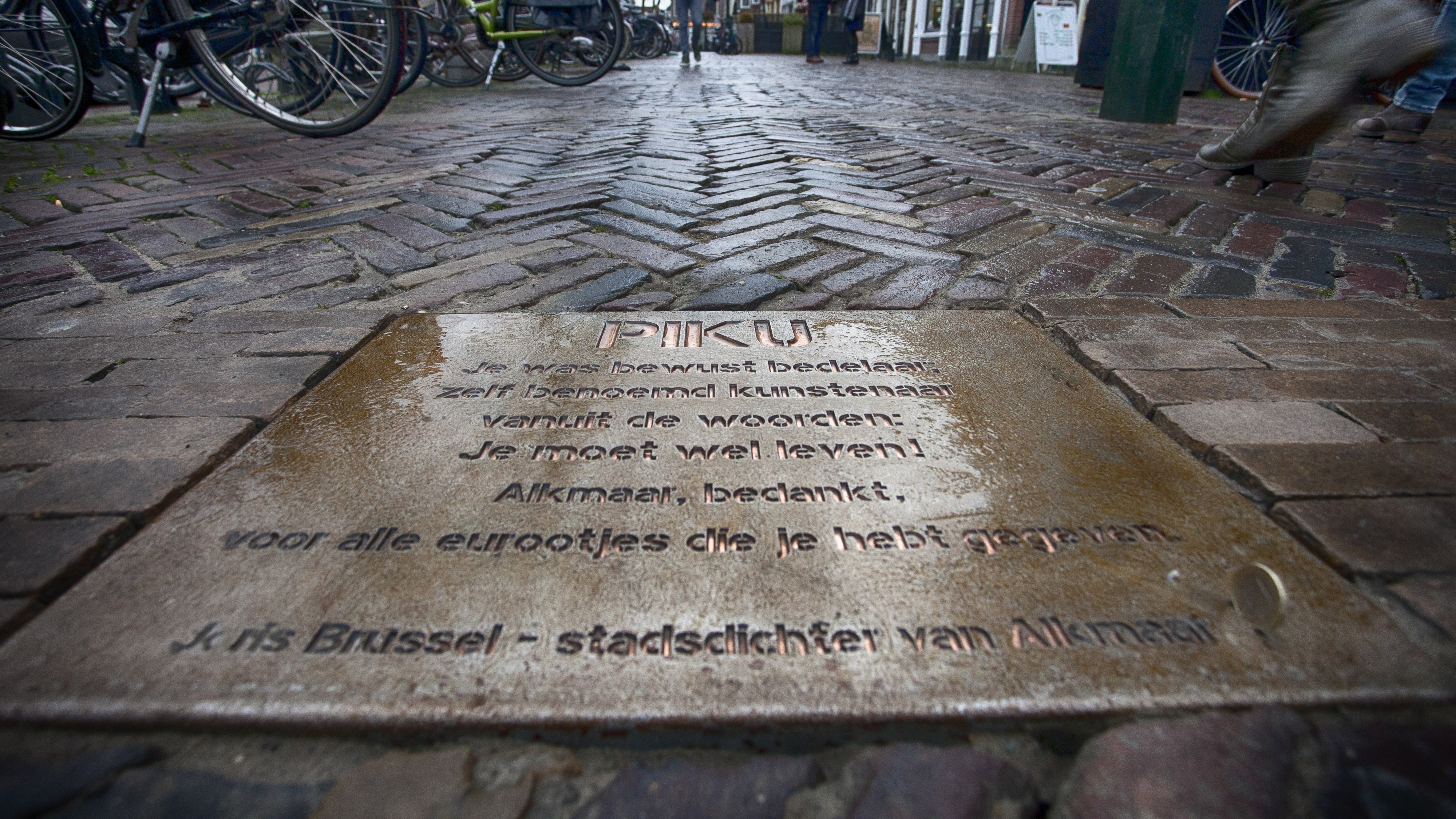 Gedenktegel bekende Alkmaarse zwerver Piku onthuld
