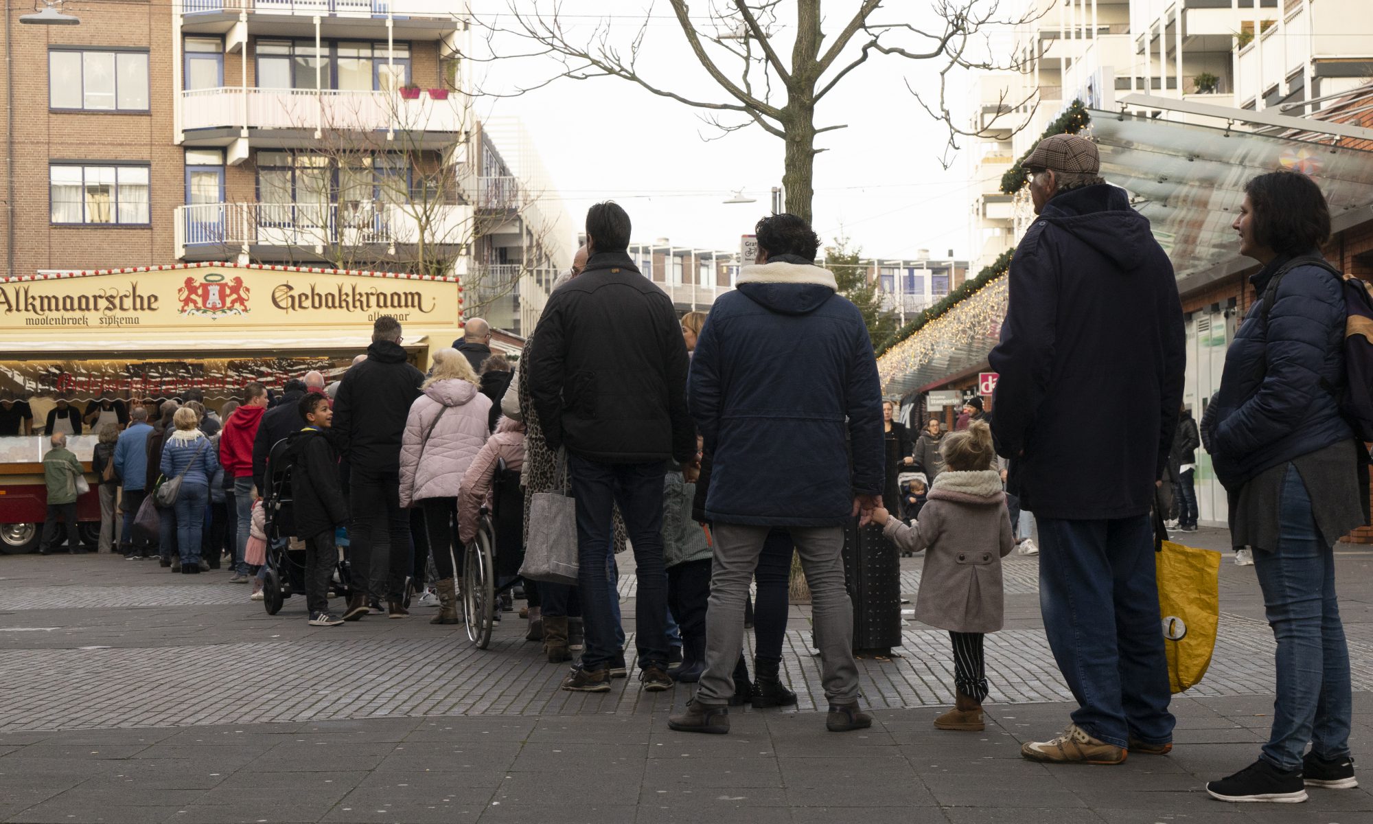 Lange rijen bij oliebollenkramen 1