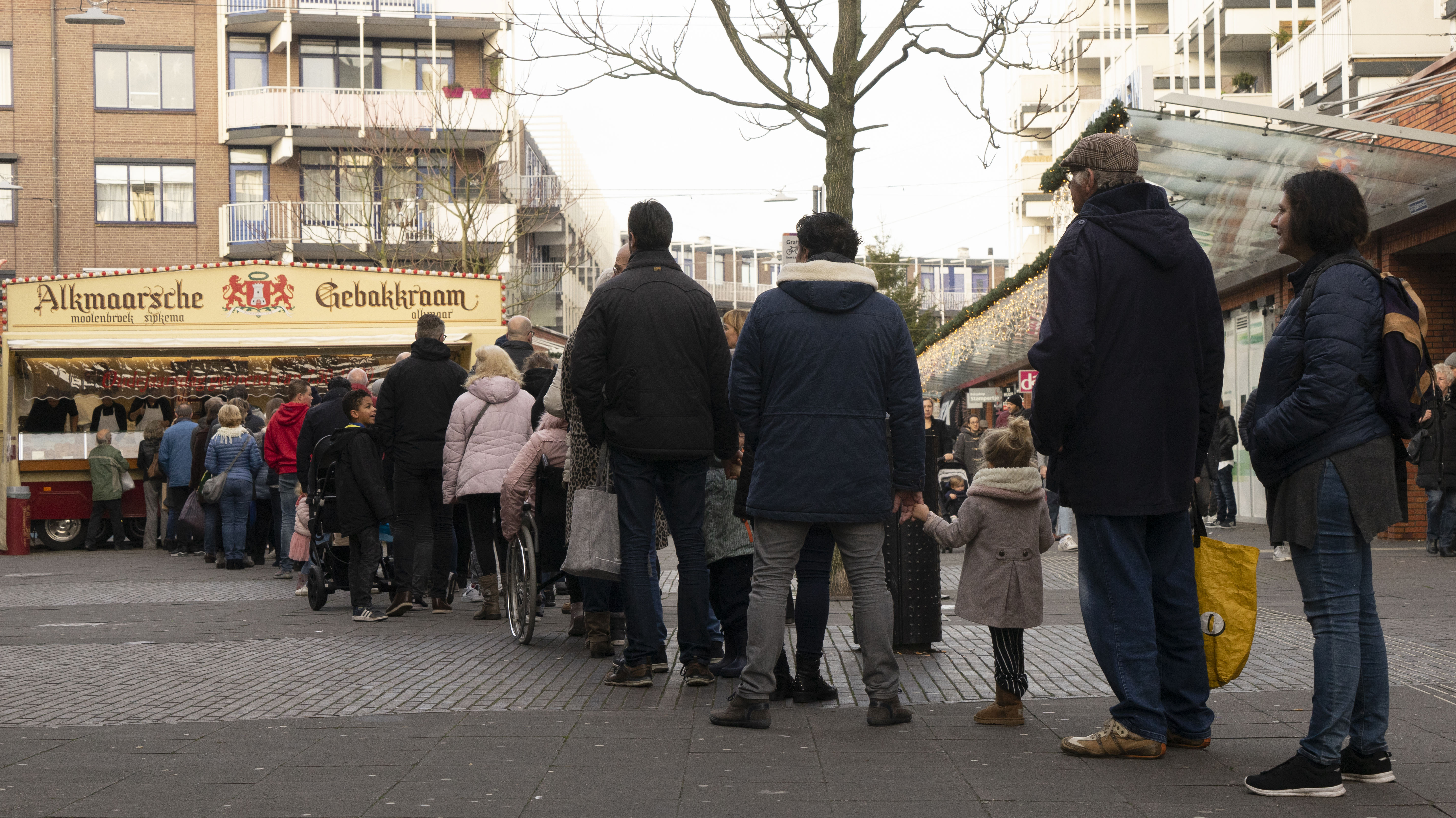 Lange rijen bij oliebollenkramen 1