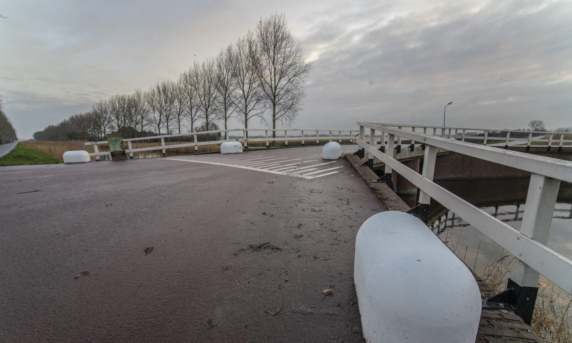 Nieuwe betonblokken moeten brug Laanweg Schermer beschermen