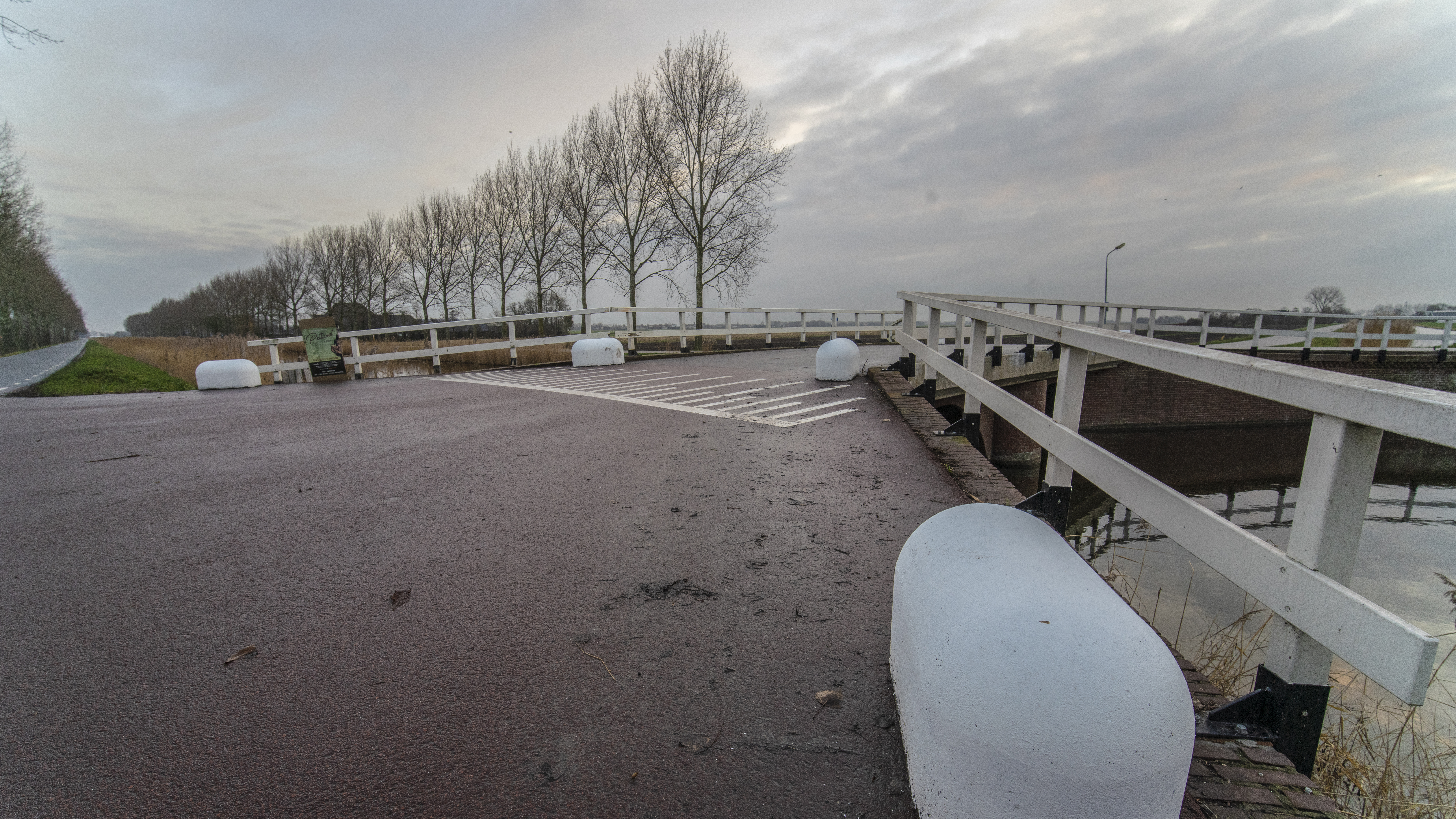 Nieuwe betonblokken moeten brug Laanweg Schermer beschermen