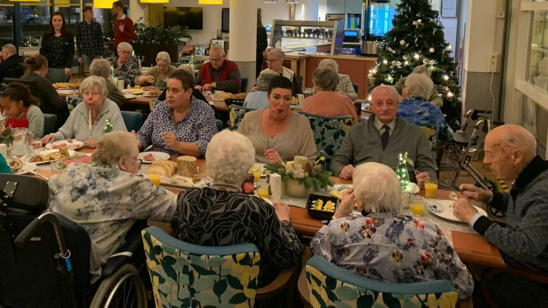 Albert Heijn trakteert Pieter Raat-senioren op kerstmaaltijd